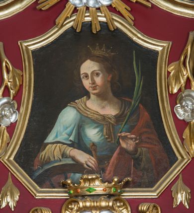 Zdjęcie nr 68: Nastawa architektoniczna, jednoosiowa, jednokondygnacyjna ze zwieńczeniem, ustawiona na dwustrefowym cokole z wyodrębnionymi prostopadłościanami. Ołtarz drewniany, prostopadłościenny z drewnianą mensą. Antepedium wydzielone ramą i wysunięte do przodu, ujęte pilastrami dźwigającymi niepełne belkowanie, w polu wieniec laurowy z rozetą, nad nim kokarda z karbowanej wstęgi flankowana przez dwa podwieszone festony z tkaniny, poniżej wić roślinna. Na ołtarzu ustawione tabernakulum w formie metalowej skrzynki w drewnianej obudowie, ujęte ustawionymi pod kątem spływami wolutowymi. Ścianka frontowa wypukła, z drewnianymi drzwiczkami w kształcie stojącego prostokąta zamkniętego łukiem półkolistym z płaskorzeźbionym kielichem z hostią i kłosami zbóż. Na nim wysoki tron wystawienia z wypukłym frontem z zamontowanym wtórnie nowym tabernakulum (wcześniej obrotowa nisza). Tron ujęty pilastrami ustawionymi pod kątem, o trzonach przechodzących w spływy wolutowe, dekorowane zwisami kwiatowymi; zwieńczony jest trzema rocaille&#039;owymi kabłąkami dekorowanymi zwisami kwiatowymi, podtrzymującymi figurkę pelikana karmiącego młode w gnieździe. Tabernakulum i tron flankowane spływami z podwieszonymi zwisami kwiatowymi zakończonymi cokołami, dźwigającymi przerwany wolutowy przyczółek z figurkami adorujących aniołów; spływy w górnej części zamknięte fragmentami gzymsu z palmetami. 
Nastawa ujęta dwiema parami pilastrów oraz stojącą na ich tle parą kolumn na cokołach dźwigających pełne belkowanie przerwane nad polem środkowym oraz fragmenty przerwanego, wolutowego przyczółka. Przed wewnętrzną parą pilastrów ustawione figury św. Piotra i św. Pawła; na belkowaniu wazony, na przyczółku putta trzymające słońce i księżyc. W polu środkowym podwójna wnęka w formie stojącego prostokąta zamkniętego łukiem odcinkowym nadwieszonym, ujęta profilowaną ramą, ze znacznie mniejszym obrazem Matki Boskiej w kształcie stojącego prostokąta. Nad nią medalion utworzony z wolut i zwisów, zwieńczony koroną otwartą. Zwieńczenie nastawy w formie trapezu ujętego wolutami spływającymi na belkowanie, zamknięte fragmentem falistego gzymsu, dekorowanym medalionem z Okiem Opatrzności w otoku z obłoków w glorii promienistej oraz gałązkami kwiatowymi. W polu obraz św. Katarzyny w formie zbliżonej do zwieńczenia, o ściętych dolnych narożach, w profilowanej ramie, z gałązkami kwiatowymi. 
Nastawa flankowana uszami utworzonymi z rocaille&#039;u, przytwierdzonymi do ściany. Ujęta parą wsporników na trumienki relikwiarzowe oraz parą dużych konsol dekorowanych rocaille&#039;m z figurami św. Mikołaja i św. Stanisława. Struktura polichromowana w kolorze głębokiej czerwieni z czarnymi profilami; kolumny, ornamentyka i profile złocone i srebrzone.