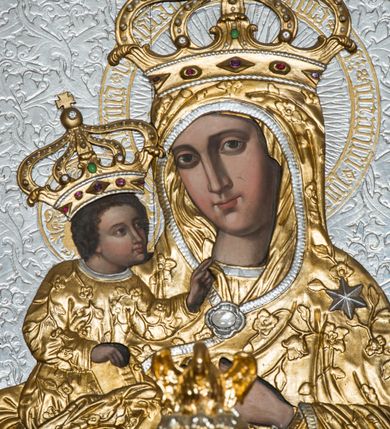 Zdjęcie nr 94: Nastawa architektoniczna, jednoosiowa, jednokondygnacyjna ze zwieńczeniem, ustawiona na dwustrefowym cokole z wyodrębnionymi prostopadłościanami. Ołtarz drewniany, prostopadłościenny z drewnianą mensą. Antepedium wydzielone ramą i wysunięte do przodu, ujęte pilastrami dźwigającymi niepełne belkowanie, w polu wieniec laurowy z rozetą, nad nim kokarda z karbowanej wstęgi flankowana przez dwa podwieszone festony z tkaniny, poniżej wić roślinna. Na ołtarzu ustawione tabernakulum w formie metalowej skrzynki w drewnianej obudowie, ujęte ustawionymi pod kątem spływami wolutowymi. Ścianka frontowa wypukła, z drewnianymi drzwiczkami w kształcie stojącego prostokąta zamkniętego łukiem półkolistym z płaskorzeźbionym kielichem z hostią i kłosami zbóż. Na nim wysoki tron wystawienia z wypukłym frontem z zamontowanym wtórnie nowym tabernakulum (wcześniej obrotowa nisza). Tron ujęty pilastrami ustawionymi pod kątem, o trzonach przechodzących w spływy wolutowe, dekorowane zwisami kwiatowymi; zwieńczony jest trzema rocaille'owymi kabłąkami dekorowanymi zwisami kwiatowymi, podtrzymującymi figurkę pelikana karmiącego młode w gnieździe. Tabernakulum i tron flankowane spływami z podwieszonymi zwisami kwiatowymi zakończonymi cokołami, dźwigającymi przerwany wolutowy przyczółek z figurkami adorujących aniołów; spływy w górnej części zamknięte fragmentami gzymsu z palmetami. 
Nastawa ujęta dwiema parami pilastrów oraz stojącą na ich tle parą kolumn na cokołach dźwigających pełne belkowanie przerwane nad polem środkowym oraz fragmenty przerwanego, wolutowego przyczółka. Przed wewnętrzną parą pilastrów ustawione figury św. Piotra i św. Pawła; na belkowaniu wazony, na przyczółku putta trzymające słońce i księżyc. W polu środkowym podwójna wnęka w formie stojącego prostokąta zamkniętego łukiem odcinkowym nadwieszonym, ujęta profilowaną ramą, ze znacznie mniejszym obrazem Matki Boskiej w kształcie stojącego prostokąta. Nad nią medalion utworzony z wolut i zwisów, zwieńczony koroną otwartą. Zwieńczenie nastawy w formie trapezu ujętego wolutami spływającymi na belkowanie, zamknięte fragmentem falistego gzymsu, dekorowanym medalionem z Okiem Opatrzności w otoku z obłoków w glorii promienistej oraz gałązkami kwiatowymi. W polu obraz św. Katarzyny w formie zbliżonej do zwieńczenia, o ściętych dolnych narożach, w profilowanej ramie, z gałązkami kwiatowymi. 
Nastawa flankowana uszami utworzonymi z rocaille'u, przytwierdzonymi do ściany. Ujęta parą wsporników na trumienki relikwiarzowe oraz parą dużych konsol dekorowanych rocaille'm z figurami św. Mikołaja i św. Stanisława. Struktura polichromowana w kolorze głębokiej czerwieni z czarnymi profilami; kolumny, ornamentyka i profile złocone i srebrzone.