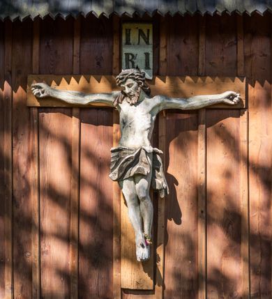 Zdjęcie nr 4: Kościół parafialny w Gruszowie znajduje się na niewielkim wzniesieniu w centrum miejscowości. Budowla jest orientowana, jednonawowa, z szerokim zamkniętym trójbocznie prezbiterium oraz czworoboczną wieżą od zachodu. Korpusu nawowy i prezbiterium charakteryzuje konstrukcja zrębowa, natomiast wieżę słupowa. Od północy do prezbiterium przylega zakrystia na rzucie prostokąta, natomiast do nawy zamknięta trójbocznie kaplica boczna. Do wnętrza kościoła prowadzą dwie kruchty, jedna od strony południowej, druga przez wieżę od zachodniej. Nad korpusem nawowym i prezbiterium znajduje się jednokalenicowy dach kryty gontem, a na styku nawy i prezbiterium usytuowana jest drewniana wieżyczka na sygnaturkę nakryta baniastym hełmem z latarnią. Zakrystia przekryta jest dachem pulpitowym, natomiast kaplica boczna oraz kruchty dachami dwuspadowymi krytymi gontem. Izbicową, o pochyłych ścianach wieżę wieńczy okuty blachą dach namiotowy. Elewacje osłania szalunek z pionowych desek z tzw. listwowaniem oraz pseudopilastry, dodatkowo wieżę w jednej trzeciej wysokości obiega niewielki parapet kryty gontem. W strukturze korpusu nawowego otwory okienne znajdują się po stronie południowej i mają kształt stojących prostokątów. W prezbiterium znajduje się po jednym oknie od południa i od wschodu, ich prostokątna forma jest zamknięta łukiem w ośli grzbiet. W kaplicy bocznej jest jedno okno od strony zachodniej. Ściana wschodnia zakrystii przepruta jest dwoma niewielkimi oknami, natomiast kruchty południowej jednym. W kruchcie zachodniej od południa jest jedno okno, natomiast w dolnej partii wieży znajdują się trzy, z czego dwa dolne oddziela od górnego niewielki daszek pulpitowy. Wnętrze korpusu nawowego i prezbiterium kościoła nakryte jest drewnianym stropem. Do kaplicy bocznej prowadzi szerokie przejście o ostrołukowym wykroju. Południowy portal w korpusie nawowym wieńczy wykrój w formie łuku w ośli grzbiet. Ściany i stropy wnętrza kościoła pokrywa secesyjna polichromia. 
Plac przykościelny otoczony jest drewnianym ogrodzeniem oraz starodrzewem.
