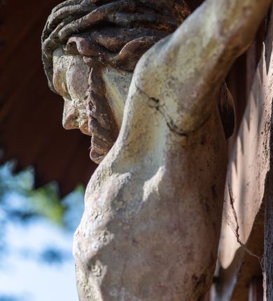 Zdjęcie nr 7: Kościół parafialny w Gruszowie znajduje się na niewielkim wzniesieniu w centrum miejscowości. Budowla jest orientowana, jednonawowa, z szerokim zamkniętym trójbocznie prezbiterium oraz czworoboczną wieżą od zachodu. Korpusu nawowy i prezbiterium charakteryzuje konstrukcja zrębowa, natomiast wieżę słupowa. Od północy do prezbiterium przylega zakrystia na rzucie prostokąta, natomiast do nawy zamknięta trójbocznie kaplica boczna. Do wnętrza kościoła prowadzą dwie kruchty, jedna od strony południowej, druga przez wieżę od zachodniej. Nad korpusem nawowym i prezbiterium znajduje się jednokalenicowy dach kryty gontem, a na styku nawy i prezbiterium usytuowana jest drewniana wieżyczka na sygnaturkę nakryta baniastym hełmem z latarnią. Zakrystia przekryta jest dachem pulpitowym, natomiast kaplica boczna oraz kruchty dachami dwuspadowymi krytymi gontem. Izbicową, o pochyłych ścianach wieżę wieńczy okuty blachą dach namiotowy. Elewacje osłania szalunek z pionowych desek z tzw. listwowaniem oraz pseudopilastry, dodatkowo wieżę w jednej trzeciej wysokości obiega niewielki parapet kryty gontem. W strukturze korpusu nawowego otwory okienne znajdują się po stronie południowej i mają kształt stojących prostokątów. W prezbiterium znajduje się po jednym oknie od południa i od wschodu, ich prostokątna forma jest zamknięta łukiem w ośli grzbiet. W kaplicy bocznej jest jedno okno od strony zachodniej. Ściana wschodnia zakrystii przepruta jest dwoma niewielkimi oknami, natomiast kruchty południowej jednym. W kruchcie zachodniej od południa jest jedno okno, natomiast w dolnej partii wieży znajdują się trzy, z czego dwa dolne oddziela od górnego niewielki daszek pulpitowy. Wnętrze korpusu nawowego i prezbiterium kościoła nakryte jest drewnianym stropem. Do kaplicy bocznej prowadzi szerokie przejście o ostrołukowym wykroju. Południowy portal w korpusie nawowym wieńczy wykrój w formie łuku w ośli grzbiet. Ściany i stropy wnętrza kościoła pokrywa secesyjna polichromia. 
Plac przykościelny otoczony jest drewnianym ogrodzeniem oraz starodrzewem.
