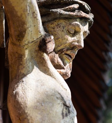 Zdjęcie nr 8: Kościół parafialny w Gruszowie znajduje się na niewielkim wzniesieniu w centrum miejscowości. Budowla jest orientowana, jednonawowa, z szerokim zamkniętym trójbocznie prezbiterium oraz czworoboczną wieżą od zachodu. Korpusu nawowy i prezbiterium charakteryzuje konstrukcja zrębowa, natomiast wieżę słupowa. Od północy do prezbiterium przylega zakrystia na rzucie prostokąta, natomiast do nawy zamknięta trójbocznie kaplica boczna. Do wnętrza kościoła prowadzą dwie kruchty, jedna od strony południowej, druga przez wieżę od zachodniej. Nad korpusem nawowym i prezbiterium znajduje się jednokalenicowy dach kryty gontem, a na styku nawy i prezbiterium usytuowana jest drewniana wieżyczka na sygnaturkę nakryta baniastym hełmem z latarnią. Zakrystia przekryta jest dachem pulpitowym, natomiast kaplica boczna oraz kruchty dachami dwuspadowymi krytymi gontem. Izbicową, o pochyłych ścianach wieżę wieńczy okuty blachą dach namiotowy. Elewacje osłania szalunek z pionowych desek z tzw. listwowaniem oraz pseudopilastry, dodatkowo wieżę w jednej trzeciej wysokości obiega niewielki parapet kryty gontem. W strukturze korpusu nawowego otwory okienne znajdują się po stronie południowej i mają kształt stojących prostokątów. W prezbiterium znajduje się po jednym oknie od południa i od wschodu, ich prostokątna forma jest zamknięta łukiem w ośli grzbiet. W kaplicy bocznej jest jedno okno od strony zachodniej. Ściana wschodnia zakrystii przepruta jest dwoma niewielkimi oknami, natomiast kruchty południowej jednym. W kruchcie zachodniej od południa jest jedno okno, natomiast w dolnej partii wieży znajdują się trzy, z czego dwa dolne oddziela od górnego niewielki daszek pulpitowy. Wnętrze korpusu nawowego i prezbiterium kościoła nakryte jest drewnianym stropem. Do kaplicy bocznej prowadzi szerokie przejście o ostrołukowym wykroju. Południowy portal w korpusie nawowym wieńczy wykrój w formie łuku w ośli grzbiet. Ściany i stropy wnętrza kościoła pokrywa secesyjna polichromia. 
Plac przykościelny otoczony jest drewnianym ogrodzeniem oraz starodrzewem.
