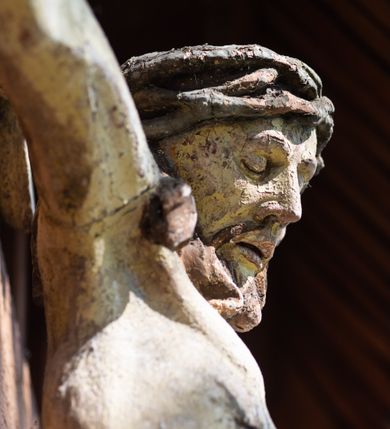 Zdjęcie nr 6: Kościół parafialny w Gruszowie znajduje się na niewielkim wzniesieniu w centrum miejscowości. Budowla jest orientowana, jednonawowa, z szerokim zamkniętym trójbocznie prezbiterium oraz czworoboczną wieżą od zachodu. Korpusu nawowy i prezbiterium charakteryzuje konstrukcja zrębowa, natomiast wieżę słupowa. Od północy do prezbiterium przylega zakrystia na rzucie prostokąta, natomiast do nawy zamknięta trójbocznie kaplica boczna. Do wnętrza kościoła prowadzą dwie kruchty, jedna od strony południowej, druga przez wieżę od zachodniej. Nad korpusem nawowym i prezbiterium znajduje się jednokalenicowy dach kryty gontem, a na styku nawy i prezbiterium usytuowana jest drewniana wieżyczka na sygnaturkę nakryta baniastym hełmem z latarnią. Zakrystia przekryta jest dachem pulpitowym, natomiast kaplica boczna oraz kruchty dachami dwuspadowymi krytymi gontem. Izbicową, o pochyłych ścianach wieżę wieńczy okuty blachą dach namiotowy. Elewacje osłania szalunek z pionowych desek z tzw. listwowaniem oraz pseudopilastry, dodatkowo wieżę w jednej trzeciej wysokości obiega niewielki parapet kryty gontem. W strukturze korpusu nawowego otwory okienne znajdują się po stronie południowej i mają kształt stojących prostokątów. W prezbiterium znajduje się po jednym oknie od południa i od wschodu, ich prostokątna forma jest zamknięta łukiem w ośli grzbiet. W kaplicy bocznej jest jedno okno od strony zachodniej. Ściana wschodnia zakrystii przepruta jest dwoma niewielkimi oknami, natomiast kruchty południowej jednym. W kruchcie zachodniej od południa jest jedno okno, natomiast w dolnej partii wieży znajdują się trzy, z czego dwa dolne oddziela od górnego niewielki daszek pulpitowy. Wnętrze korpusu nawowego i prezbiterium kościoła nakryte jest drewnianym stropem. Do kaplicy bocznej prowadzi szerokie przejście o ostrołukowym wykroju. Południowy portal w korpusie nawowym wieńczy wykrój w formie łuku w ośli grzbiet. Ściany i stropy wnętrza kościoła pokrywa secesyjna polichromia. 
Plac przykościelny otoczony jest drewnianym ogrodzeniem oraz starodrzewem.
