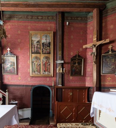 Zdjęcie nr 22: Kościół parafialny w Gruszowie znajduje się na niewielkim wzniesieniu w centrum miejscowości. Budowla jest orientowana, jednonawowa, z szerokim zamkniętym trójbocznie prezbiterium oraz czworoboczną wieżą od zachodu. Korpusu nawowy i prezbiterium charakteryzuje konstrukcja zrębowa, natomiast wieżę słupowa. Od północy do prezbiterium przylega zakrystia na rzucie prostokąta, natomiast do nawy zamknięta trójbocznie kaplica boczna. Do wnętrza kościoła prowadzą dwie kruchty, jedna od strony południowej, druga przez wieżę od zachodniej. Nad korpusem nawowym i prezbiterium znajduje się jednokalenicowy dach kryty gontem, a na styku nawy i prezbiterium usytuowana jest drewniana wieżyczka na sygnaturkę nakryta baniastym hełmem z latarnią. Zakrystia przekryta jest dachem pulpitowym, natomiast kaplica boczna oraz kruchty dachami dwuspadowymi krytymi gontem. Izbicową, o pochyłych ścianach wieżę wieńczy okuty blachą dach namiotowy. Elewacje osłania szalunek z pionowych desek z tzw. listwowaniem oraz pseudopilastry, dodatkowo wieżę w jednej trzeciej wysokości obiega niewielki parapet kryty gontem. W strukturze korpusu nawowego otwory okienne znajdują się po stronie południowej i mają kształt stojących prostokątów. W prezbiterium znajduje się po jednym oknie od południa i od wschodu, ich prostokątna forma jest zamknięta łukiem w ośli grzbiet. W kaplicy bocznej jest jedno okno od strony zachodniej. Ściana wschodnia zakrystii przepruta jest dwoma niewielkimi oknami, natomiast kruchty południowej jednym. W kruchcie zachodniej od południa jest jedno okno, natomiast w dolnej partii wieży znajdują się trzy, z czego dwa dolne oddziela od górnego niewielki daszek pulpitowy. Wnętrze korpusu nawowego i prezbiterium kościoła nakryte jest drewnianym stropem. Do kaplicy bocznej prowadzi szerokie przejście o ostrołukowym wykroju. Południowy portal w korpusie nawowym wieńczy wykrój w formie łuku w ośli grzbiet. Ściany i stropy wnętrza kościoła pokrywa secesyjna polichromia. 
Plac przykościelny otoczony jest drewnianym ogrodzeniem oraz starodrzewem.
