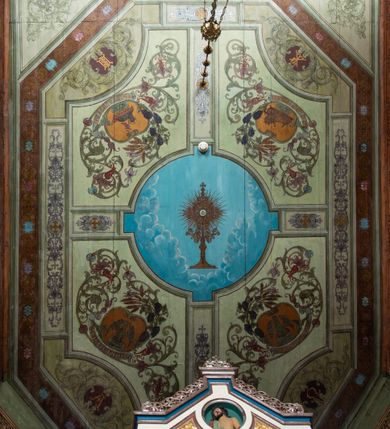 Zdjęcie nr 26: Kościół parafialny w Gruszowie znajduje się na niewielkim wzniesieniu w centrum miejscowości. Budowla jest orientowana, jednonawowa, z szerokim zamkniętym trójbocznie prezbiterium oraz czworoboczną wieżą od zachodu. Korpusu nawowy i prezbiterium charakteryzuje konstrukcja zrębowa, natomiast wieżę słupowa. Od północy do prezbiterium przylega zakrystia na rzucie prostokąta, natomiast do nawy zamknięta trójbocznie kaplica boczna. Do wnętrza kościoła prowadzą dwie kruchty, jedna od strony południowej, druga przez wieżę od zachodniej. Nad korpusem nawowym i prezbiterium znajduje się jednokalenicowy dach kryty gontem, a na styku nawy i prezbiterium usytuowana jest drewniana wieżyczka na sygnaturkę nakryta baniastym hełmem z latarnią. Zakrystia przekryta jest dachem pulpitowym, natomiast kaplica boczna oraz kruchty dachami dwuspadowymi krytymi gontem. Izbicową, o pochyłych ścianach wieżę wieńczy okuty blachą dach namiotowy. Elewacje osłania szalunek z pionowych desek z tzw. listwowaniem oraz pseudopilastry, dodatkowo wieżę w jednej trzeciej wysokości obiega niewielki parapet kryty gontem. W strukturze korpusu nawowego otwory okienne znajdują się po stronie południowej i mają kształt stojących prostokątów. W prezbiterium znajduje się po jednym oknie od południa i od wschodu, ich prostokątna forma jest zamknięta łukiem w ośli grzbiet. W kaplicy bocznej jest jedno okno od strony zachodniej. Ściana wschodnia zakrystii przepruta jest dwoma niewielkimi oknami, natomiast kruchty południowej jednym. W kruchcie zachodniej od południa jest jedno okno, natomiast w dolnej partii wieży znajdują się trzy, z czego dwa dolne oddziela od górnego niewielki daszek pulpitowy. Wnętrze korpusu nawowego i prezbiterium kościoła nakryte jest drewnianym stropem. Do kaplicy bocznej prowadzi szerokie przejście o ostrołukowym wykroju. Południowy portal w korpusie nawowym wieńczy wykrój w formie łuku w ośli grzbiet. Ściany i stropy wnętrza kościoła pokrywa secesyjna polichromia. 
Plac przykościelny otoczony jest drewnianym ogrodzeniem oraz starodrzewem.
