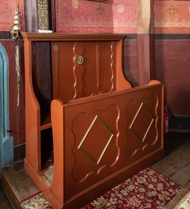 Zdjęcie nr 25: Kościół parafialny w Gruszowie znajduje się na niewielkim wzniesieniu w centrum miejscowości. Budowla jest orientowana, jednonawowa, z szerokim zamkniętym trójbocznie prezbiterium oraz czworoboczną wieżą od zachodu. Korpusu nawowy i prezbiterium charakteryzuje konstrukcja zrębowa, natomiast wieżę słupowa. Od północy do prezbiterium przylega zakrystia na rzucie prostokąta, natomiast do nawy zamknięta trójbocznie kaplica boczna. Do wnętrza kościoła prowadzą dwie kruchty, jedna od strony południowej, druga przez wieżę od zachodniej. Nad korpusem nawowym i prezbiterium znajduje się jednokalenicowy dach kryty gontem, a na styku nawy i prezbiterium usytuowana jest drewniana wieżyczka na sygnaturkę nakryta baniastym hełmem z latarnią. Zakrystia przekryta jest dachem pulpitowym, natomiast kaplica boczna oraz kruchty dachami dwuspadowymi krytymi gontem. Izbicową, o pochyłych ścianach wieżę wieńczy okuty blachą dach namiotowy. Elewacje osłania szalunek z pionowych desek z tzw. listwowaniem oraz pseudopilastry, dodatkowo wieżę w jednej trzeciej wysokości obiega niewielki parapet kryty gontem. W strukturze korpusu nawowego otwory okienne znajdują się po stronie południowej i mają kształt stojących prostokątów. W prezbiterium znajduje się po jednym oknie od południa i od wschodu, ich prostokątna forma jest zamknięta łukiem w ośli grzbiet. W kaplicy bocznej jest jedno okno od strony zachodniej. Ściana wschodnia zakrystii przepruta jest dwoma niewielkimi oknami, natomiast kruchty południowej jednym. W kruchcie zachodniej od południa jest jedno okno, natomiast w dolnej partii wieży znajdują się trzy, z czego dwa dolne oddziela od górnego niewielki daszek pulpitowy. Wnętrze korpusu nawowego i prezbiterium kościoła nakryte jest drewnianym stropem. Do kaplicy bocznej prowadzi szerokie przejście o ostrołukowym wykroju. Południowy portal w korpusie nawowym wieńczy wykrój w formie łuku w ośli grzbiet. Ściany i stropy wnętrza kościoła pokrywa secesyjna polichromia. 
Plac przykościelny otoczony jest drewnianym ogrodzeniem oraz starodrzewem.
