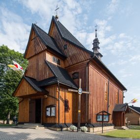 Zdjęcie nr 1: Kościół drewniany o konstrukcji zrębowej, elewacje jednolite, szalowane pionowo z listwowaniem, kruchta zachodnia o konstrukcji słupowo-ramowej. Więźba dachowa drewniana, krokwiowa. Budynek na kamiennym podmurowaniu przesłoniętym daszkiem gontowym. Kościół orientowany, jednonawowy, nawa na rzucie prostokąta, prezbiterium węższe, zakończone trójbocznie. Do wschodniej ściany prezbiterium przylega Ogrójec na rzucie prostokąta, od północy piętrowa zakrystia na planie prostokąta. Do południowej ściany nawy przylega niewielka kruchta na rzucie prostokąta oraz ołtarz polowy, od zachodu kruchta na planie prostokąta z węższym pięterkiem dzwonnym. Wnętrze podzielone lizenami, nakryte pułapami deskowymi. Pomiędzy nawą a prezbiterium prostokątny otwór tęczowy o zaokrąglonych narożach. Parapet chóru muzycznego w zachodniej części nawy podparty przez dwie kolumny o stylizowanych kapitelach. Otwory drzwiowe o prostokątnym wykroju w północnej ścianie prezbiterium, południowej i zachodniej nawy. Posadzka z płyt ceramicznych. Elewacja frontowa jednoosiowa. Na osi wejście do kruchty z dwuskrzydłowymi drzwiami, nakryte osobnym daszkiem dwuspadowym. Na północnej i południowej ścianie kruchty i pięterka dzwonnego niewielkie okna. Kruchta nakryta daszkiem trójspadowym gontowym, dzwonnica dwuspadowym, z krzyżem w partii szczytu. W elewacji południowej cztery otwory okienne w formie stojącego prostokąta zamkniętego łukiem półkolistym i odcinkowym, dwa w nawie i dwa w prezbiterium, w elewacji północnej dwa analogiczne otwory okienne. Na ścianie północnej zachowany fragment dawnych sobót, zabudowany pionowymi deskami. Na ścianie wschodniej prezbiterium Ogrójec w formie kapliczki przesłoniętej daszkiem dwuspadowym. Nawa nakryta dachem gontowym, dwuspadowym, półszczytowym, prezbiterium osobnym dachem wielospadowym, zakrystia przesłonięta dachem przyczółkowym, kruchta dwuspadowym, a ołtarz polowy trójspadowym. Nad nawą od strony prezbiterium wznosi się sześcioboczna wieżyczka na sygnaturkę z latarnią i hełmem cebulastym z kulą i krzyżem pokryta blachą. 



 
 
