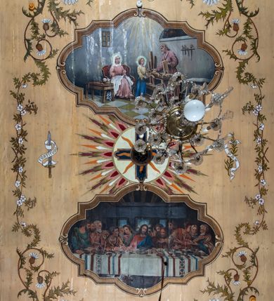 Zdjęcie nr 29: Kościół drewniany o konstrukcji zrębowej, elewacje jednolite, szalowane pionowo z listwowaniem, kruchta zachodnia o konstrukcji słupowo-ramowej. Więźba dachowa drewniana, krokwiowa. Budynek na kamiennym podmurowaniu przesłoniętym daszkiem gontowym. Kościół orientowany, jednonawowy, nawa na rzucie prostokąta, prezbiterium węższe, zakończone trójbocznie. Do wschodniej ściany prezbiterium przylega Ogrójec na rzucie prostokąta, od północy piętrowa zakrystia na planie prostokąta. Do południowej ściany nawy przylega niewielka kruchta na rzucie prostokąta oraz ołtarz polowy, od zachodu kruchta na planie prostokąta z węższym pięterkiem dzwonnym. Wnętrze podzielone lizenami, nakryte pułapami deskowymi. Pomiędzy nawą a prezbiterium prostokątny otwór tęczowy o zaokrąglonych narożach. Parapet chóru muzycznego w zachodniej części nawy podparty przez dwie kolumny o stylizowanych kapitelach. Otwory drzwiowe o prostokątnym wykroju w północnej ścianie prezbiterium, południowej i zachodniej nawy. Posadzka z płyt ceramicznych. Elewacja frontowa jednoosiowa. Na osi wejście do kruchty z dwuskrzydłowymi drzwiami, nakryte osobnym daszkiem dwuspadowym. Na północnej i południowej ścianie kruchty i pięterka dzwonnego niewielkie okna. Kruchta nakryta daszkiem trójspadowym gontowym, dzwonnica dwuspadowym, z krzyżem w partii szczytu. W elewacji południowej cztery otwory okienne w formie stojącego prostokąta zamkniętego łukiem półkolistym i odcinkowym, dwa w nawie i dwa w prezbiterium, w elewacji północnej dwa analogiczne otwory okienne. Na ścianie północnej zachowany fragment dawnych sobót, zabudowany pionowymi deskami. Na ścianie wschodniej prezbiterium Ogrójec w formie kapliczki przesłoniętej daszkiem dwuspadowym. Nawa nakryta dachem gontowym, dwuspadowym, półszczytowym, prezbiterium osobnym dachem wielospadowym, zakrystia przesłonięta dachem przyczółkowym, kruchta dwuspadowym, a ołtarz polowy trójspadowym. Nad nawą od strony prezbiterium wznosi się sześcioboczna wieżyczka na sygnaturkę z latarnią i hełmem cebulastym z kulą i krzyżem pokryta blachą. 



 
 
