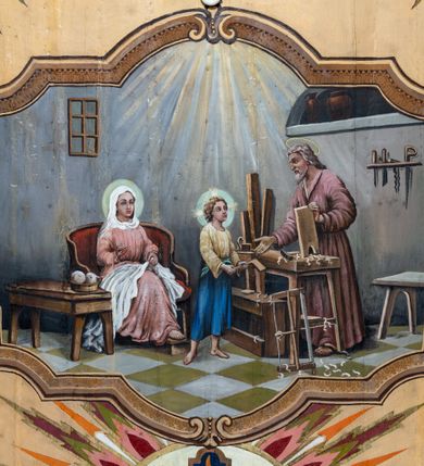 Zdjęcie nr 30: Kościół drewniany o konstrukcji zrębowej, elewacje jednolite, szalowane pionowo z listwowaniem, kruchta zachodnia o konstrukcji słupowo-ramowej. Więźba dachowa drewniana, krokwiowa. Budynek na kamiennym podmurowaniu przesłoniętym daszkiem gontowym. Kościół orientowany, jednonawowy, nawa na rzucie prostokąta, prezbiterium węższe, zakończone trójbocznie. Do wschodniej ściany prezbiterium przylega Ogrójec na rzucie prostokąta, od północy piętrowa zakrystia na planie prostokąta. Do południowej ściany nawy przylega niewielka kruchta na rzucie prostokąta oraz ołtarz polowy, od zachodu kruchta na planie prostokąta z węższym pięterkiem dzwonnym. Wnętrze podzielone lizenami, nakryte pułapami deskowymi. Pomiędzy nawą a prezbiterium prostokątny otwór tęczowy o zaokrąglonych narożach. Parapet chóru muzycznego w zachodniej części nawy podparty przez dwie kolumny o stylizowanych kapitelach. Otwory drzwiowe o prostokątnym wykroju w północnej ścianie prezbiterium, południowej i zachodniej nawy. Posadzka z płyt ceramicznych. Elewacja frontowa jednoosiowa. Na osi wejście do kruchty z dwuskrzydłowymi drzwiami, nakryte osobnym daszkiem dwuspadowym. Na północnej i południowej ścianie kruchty i pięterka dzwonnego niewielkie okna. Kruchta nakryta daszkiem trójspadowym gontowym, dzwonnica dwuspadowym, z krzyżem w partii szczytu. W elewacji południowej cztery otwory okienne w formie stojącego prostokąta zamkniętego łukiem półkolistym i odcinkowym, dwa w nawie i dwa w prezbiterium, w elewacji północnej dwa analogiczne otwory okienne. Na ścianie północnej zachowany fragment dawnych sobót, zabudowany pionowymi deskami. Na ścianie wschodniej prezbiterium Ogrójec w formie kapliczki przesłoniętej daszkiem dwuspadowym. Nawa nakryta dachem gontowym, dwuspadowym, półszczytowym, prezbiterium osobnym dachem wielospadowym, zakrystia przesłonięta dachem przyczółkowym, kruchta dwuspadowym, a ołtarz polowy trójspadowym. Nad nawą od strony prezbiterium wznosi się sześcioboczna wieżyczka na sygnaturkę z latarnią i hełmem cebulastym z kulą i krzyżem pokryta blachą. 



 
 
