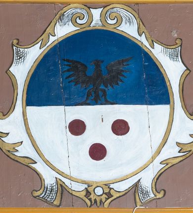 Zdjęcie nr 33: Kościół drewniany o konstrukcji zrębowej, elewacje jednolite, szalowane pionowo z listwowaniem, kruchta zachodnia o konstrukcji słupowo-ramowej. Więźba dachowa drewniana, krokwiowa. Budynek na kamiennym podmurowaniu przesłoniętym daszkiem gontowym. Kościół orientowany, jednonawowy, nawa na rzucie prostokąta, prezbiterium węższe, zakończone trójbocznie. Do wschodniej ściany prezbiterium przylega Ogrójec na rzucie prostokąta, od północy piętrowa zakrystia na planie prostokąta. Do południowej ściany nawy przylega niewielka kruchta na rzucie prostokąta oraz ołtarz polowy, od zachodu kruchta na planie prostokąta z węższym pięterkiem dzwonnym. Wnętrze podzielone lizenami, nakryte pułapami deskowymi. Pomiędzy nawą a prezbiterium prostokątny otwór tęczowy o zaokrąglonych narożach. Parapet chóru muzycznego w zachodniej części nawy podparty przez dwie kolumny o stylizowanych kapitelach. Otwory drzwiowe o prostokątnym wykroju w północnej ścianie prezbiterium, południowej i zachodniej nawy. Posadzka z płyt ceramicznych. Elewacja frontowa jednoosiowa. Na osi wejście do kruchty z dwuskrzydłowymi drzwiami, nakryte osobnym daszkiem dwuspadowym. Na północnej i południowej ścianie kruchty i pięterka dzwonnego niewielkie okna. Kruchta nakryta daszkiem trójspadowym gontowym, dzwonnica dwuspadowym, z krzyżem w partii szczytu. W elewacji południowej cztery otwory okienne w formie stojącego prostokąta zamkniętego łukiem półkolistym i odcinkowym, dwa w nawie i dwa w prezbiterium, w elewacji północnej dwa analogiczne otwory okienne. Na ścianie północnej zachowany fragment dawnych sobót, zabudowany pionowymi deskami. Na ścianie wschodniej prezbiterium Ogrójec w formie kapliczki przesłoniętej daszkiem dwuspadowym. Nawa nakryta dachem gontowym, dwuspadowym, półszczytowym, prezbiterium osobnym dachem wielospadowym, zakrystia przesłonięta dachem przyczółkowym, kruchta dwuspadowym, a ołtarz polowy trójspadowym. Nad nawą od strony prezbiterium wznosi się sześcioboczna wieżyczka na sygnaturkę z latarnią i hełmem cebulastym z kulą i krzyżem pokryta blachą. 



 
 
