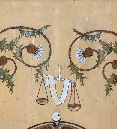 Zdjęcie nr 35: Kościół drewniany o konstrukcji zrębowej, elewacje jednolite, szalowane pionowo z listwowaniem, kruchta zachodnia o konstrukcji słupowo-ramowej. Więźba dachowa drewniana, krokwiowa. Budynek na kamiennym podmurowaniu przesłoniętym daszkiem gontowym. Kościół orientowany, jednonawowy, nawa na rzucie prostokąta, prezbiterium węższe, zakończone trójbocznie. Do wschodniej ściany prezbiterium przylega Ogrójec na rzucie prostokąta, od północy piętrowa zakrystia na planie prostokąta. Do południowej ściany nawy przylega niewielka kruchta na rzucie prostokąta oraz ołtarz polowy, od zachodu kruchta na planie prostokąta z węższym pięterkiem dzwonnym. Wnętrze podzielone lizenami, nakryte pułapami deskowymi. Pomiędzy nawą a prezbiterium prostokątny otwór tęczowy o zaokrąglonych narożach. Parapet chóru muzycznego w zachodniej części nawy podparty przez dwie kolumny o stylizowanych kapitelach. Otwory drzwiowe o prostokątnym wykroju w północnej ścianie prezbiterium, południowej i zachodniej nawy. Posadzka z płyt ceramicznych. Elewacja frontowa jednoosiowa. Na osi wejście do kruchty z dwuskrzydłowymi drzwiami, nakryte osobnym daszkiem dwuspadowym. Na północnej i południowej ścianie kruchty i pięterka dzwonnego niewielkie okna. Kruchta nakryta daszkiem trójspadowym gontowym, dzwonnica dwuspadowym, z krzyżem w partii szczytu. W elewacji południowej cztery otwory okienne w formie stojącego prostokąta zamkniętego łukiem półkolistym i odcinkowym, dwa w nawie i dwa w prezbiterium, w elewacji północnej dwa analogiczne otwory okienne. Na ścianie północnej zachowany fragment dawnych sobót, zabudowany pionowymi deskami. Na ścianie wschodniej prezbiterium Ogrójec w formie kapliczki przesłoniętej daszkiem dwuspadowym. Nawa nakryta dachem gontowym, dwuspadowym, półszczytowym, prezbiterium osobnym dachem wielospadowym, zakrystia przesłonięta dachem przyczółkowym, kruchta dwuspadowym, a ołtarz polowy trójspadowym. Nad nawą od strony prezbiterium wznosi się sześcioboczna wieżyczka na sygnaturkę z latarnią i hełmem cebulastym z kulą i krzyżem pokryta blachą. 



 
 
