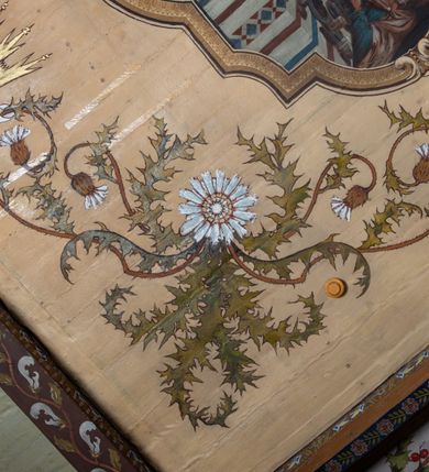 Zdjęcie nr 37: Kościół drewniany o konstrukcji zrębowej, elewacje jednolite, szalowane pionowo z listwowaniem, kruchta zachodnia o konstrukcji słupowo-ramowej. Więźba dachowa drewniana, krokwiowa. Budynek na kamiennym podmurowaniu przesłoniętym daszkiem gontowym. Kościół orientowany, jednonawowy, nawa na rzucie prostokąta, prezbiterium węższe, zakończone trójbocznie. Do wschodniej ściany prezbiterium przylega Ogrójec na rzucie prostokąta, od północy piętrowa zakrystia na planie prostokąta. Do południowej ściany nawy przylega niewielka kruchta na rzucie prostokąta oraz ołtarz polowy, od zachodu kruchta na planie prostokąta z węższym pięterkiem dzwonnym. Wnętrze podzielone lizenami, nakryte pułapami deskowymi. Pomiędzy nawą a prezbiterium prostokątny otwór tęczowy o zaokrąglonych narożach. Parapet chóru muzycznego w zachodniej części nawy podparty przez dwie kolumny o stylizowanych kapitelach. Otwory drzwiowe o prostokątnym wykroju w północnej ścianie prezbiterium, południowej i zachodniej nawy. Posadzka z płyt ceramicznych. Elewacja frontowa jednoosiowa. Na osi wejście do kruchty z dwuskrzydłowymi drzwiami, nakryte osobnym daszkiem dwuspadowym. Na północnej i południowej ścianie kruchty i pięterka dzwonnego niewielkie okna. Kruchta nakryta daszkiem trójspadowym gontowym, dzwonnica dwuspadowym, z krzyżem w partii szczytu. W elewacji południowej cztery otwory okienne w formie stojącego prostokąta zamkniętego łukiem półkolistym i odcinkowym, dwa w nawie i dwa w prezbiterium, w elewacji północnej dwa analogiczne otwory okienne. Na ścianie północnej zachowany fragment dawnych sobót, zabudowany pionowymi deskami. Na ścianie wschodniej prezbiterium Ogrójec w formie kapliczki przesłoniętej daszkiem dwuspadowym. Nawa nakryta dachem gontowym, dwuspadowym, półszczytowym, prezbiterium osobnym dachem wielospadowym, zakrystia przesłonięta dachem przyczółkowym, kruchta dwuspadowym, a ołtarz polowy trójspadowym. Nad nawą od strony prezbiterium wznosi się sześcioboczna wieżyczka na sygnaturkę z latarnią i hełmem cebulastym z kulą i krzyżem pokryta blachą. 



 
 
