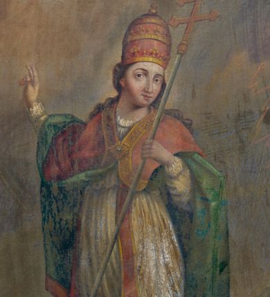 Zdjęcie nr 1: Obraz uzyskał kształt stojącego prostokąta. Ujęty jest w drewnianą, profilowaną ramę. W centrum kompozycji przedstawiono w całej postaci stojącego papieża św. Urbana. Został on ukazany w kontrapoście z głową zwróconą w trzech czwartych w lewo. Wyciągniętą prawą ręką udziela błogosławieństwa, w lewej zaś trzyma ukośnie ułożony krzyż papieski o trzech belkach. Święty ma owalną, wręcz dziewczęcą twarz, pozbawioną zarostu, o rumianych policzkach i szeroko otwartych oczach oraz wydatnym, prostym nosie. Na głowie ma papieską tiarę, spod której na ramiona spływają długie brązowe włosy. Święty Urban został przedstawiony w bladoczerwonej kapie podbitej zielenią. Jej poły obszywa dekoracyjnie przedstawiona złocista borta, zaś spód złota frędzla. Kapa na piersiach jest spięta fibulą w kształcie złotego, woielopłatkowego kwiatu. Spod kapy widoczna jest biała alba o koronkowych wykończeniach pod szyją i na zakończeniu rękawów, zdobiona dodatkowo u spodu złotą taśmą. Na dole widać czubki czerwonych papieskich butów. Alba przepasana jest w pasie cingulum. Na piersiach postaci widoczna jest także czerwona stuła opadająca z jej ramion. Stuła obszyta jest złotą tasiemką, a przy końcach wykończona złocistą frędzlą i zdobiona równoramiennym krzyżykiem. Z prawej strony św. Urbana widoczna jest z profilu nieproporcjonalnie mała postać przyklękającego na lewe kolano rolnika. Mężczyzna w błagalnym geście ma wyciągnięte obie ręce w stronę świętego. Ma owalną twarz i krótkie brązowe włosy. Ubrany jest w biała koszulę i płócienne spodnie oraz dłuższy, zielony bezrękawnik taliowany w pasie. Na ziemi przy kolanie leży brązowy kapelusz. Obie postacie zostały przedstawione na tle ciemnego, burzowego nieba z zaznaczoną błyskawicą. Na dole na tle wzgórz rozciąga się łan złocistego zboża.    