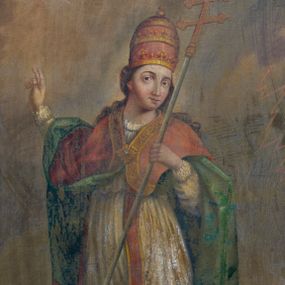 Zdjęcie nr 1: Obraz uzyskał kształt stojącego prostokąta. Ujęty jest w drewnianą, profilowaną ramę. W centrum kompozycji przedstawiono w całej postaci stojącego papieża św. Urbana. Został on ukazany w kontrapoście z głową zwróconą w trzech czwartych w lewo. Wyciągniętą prawą ręką udziela błogosławieństwa, w lewej zaś trzyma ukośnie ułożony krzyż papieski o trzech belkach. Święty ma owalną, wręcz dziewczęcą twarz, pozbawioną zarostu, o rumianych policzkach i szeroko otwartych oczach oraz wydatnym, prostym nosie. Na głowie ma papieską tiarę, spod której na ramiona spływają długie brązowe włosy. Święty Urban został przedstawiony w bladoczerwonej kapie podbitej zielenią. Jej poły obszywa dekoracyjnie przedstawiona złocista borta, zaś spód złota frędzla. Kapa na piersiach jest spięta fibulą w kształcie złotego, woielopłatkowego kwiatu. Spod kapy widoczna jest biała alba o koronkowych wykończeniach pod szyją i na zakończeniu rękawów, zdobiona dodatkowo u spodu złotą taśmą. Na dole widać czubki czerwonych papieskich butów. Alba przepasana jest w pasie cingulum. Na piersiach postaci widoczna jest także czerwona stuła opadająca z jej ramion. Stuła obszyta jest złotą tasiemką, a przy końcach wykończona złocistą frędzlą i zdobiona równoramiennym krzyżykiem. Z prawej strony św. Urbana widoczna jest z profilu nieproporcjonalnie mała postać przyklękającego na lewe kolano rolnika. Mężczyzna w błagalnym geście ma wyciągnięte obie ręce w stronę świętego. Ma owalną twarz i krótkie brązowe włosy. Ubrany jest w biała koszulę i płócienne spodnie oraz dłuższy, zielony bezrękawnik taliowany w pasie. Na ziemi przy kolanie leży brązowy kapelusz. Obie postacie zostały przedstawione na tle ciemnego, burzowego nieba z zaznaczoną błyskawicą. Na dole na tle wzgórz rozciąga się łan złocistego zboża.    