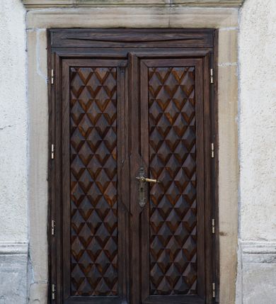 Zdjęcie nr 23: Kościół orientowany, jest budowlą murowaną z cegły i kamienia, na rzucie podłużnym. Korpus trójnawowy i dwuprzęsłowy. Prezbiterium trójprzęsłowe, zamknięte trójbocznie prezbiterium z przylegającymi od północy zakrystią, od południa kruchtą. Na osi kościoła, jednokondygnacyjna, szeroka, przysadzista wieża z kruchtą w przyziemiu i przyległością od zachodu.  Od południa i zachodu, w obrębie pierwszego przęsła naw bocznych jest para kaplic na rzutach zbliżonych do kwadratu. Nawa i prezbiterium przekryte są sklepieniami kolebkowymi z lunetami wspartymi na pilastrach i filarach. Kaplice wieńczą kopuły. Artykulację ścian na zewnątrz prezbiterium stanowi zespół przypór, naroża kaplic ujmują pilastry wpierające obiegający bryłę niepełne belkowanie.
Do wnętrza prowadzi 6 otworów drzwiowych, z czego 2 w kruchcie w wieży ujęte kamiennymi portalami zamkniętymi łukiem koszowym i do kaplicy ujętym kamiennym portalem w formie pary lizen na wysokich cokołach wspierających belkowanie z parą rozet w partii fryzu. Okna korpusu nawowego w kształcie stojących prostokątów, prezbiterium ostrołukowe, natomiast kaplic są prostokątne ujęte kamiennym obramieniem z uszakami w górnych narożach i zwieńczone trójkątnymi przyczółkami. Wieża artykułowana w 2/3 wysokości gzymsem. W dolnej strefie w 3 z 4 ścian po jednym, zamkniętym półkoliście oknie. W górnej partii pośrodku  z czterech po 1 okrągłej tarczy zegara. Wieże wieńczy hełm ujęty 4 latarniami i zwieńczony piątą. Dachy korpusu i prezbiterium dwuspadowe, nad kaplicami kopuły z latarniami, nad zakrystią i kruchtą boczną pulpitowe. Tynki ścian w odcieniach bieli i szarości. 
