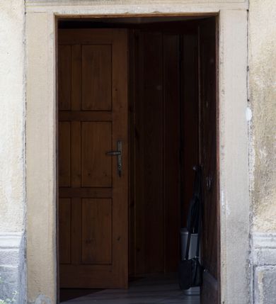 Zdjęcie nr 3: Kościół orientowany, jest budowlą murowaną z cegły i kamienia, na rzucie podłużnym. Korpus trójnawowy i dwuprzęsłowy. Prezbiterium trójprzęsłowe, zamknięte trójbocznie prezbiterium z przylegającymi od północy zakrystią, od południa kruchtą. Na osi kościoła, jednokondygnacyjna, szeroka, przysadzista wieża z kruchtą w przyziemiu i przyległością od zachodu.  Od południa i zachodu, w obrębie pierwszego przęsła naw bocznych jest para kaplic na rzutach zbliżonych do kwadratu. Nawa i prezbiterium przekryte są sklepieniami kolebkowymi z lunetami wspartymi na pilastrach i filarach. Kaplice wieńczą kopuły. Artykulację ścian na zewnątrz prezbiterium stanowi zespół przypór, naroża kaplic ujmują pilastry wpierające obiegający bryłę niepełne belkowanie.
Do wnętrza prowadzi 6 otworów drzwiowych, z czego 2 w kruchcie w wieży ujęte kamiennymi portalami zamkniętymi łukiem koszowym i do kaplicy ujętym kamiennym portalem w formie pary lizen na wysokich cokołach wspierających belkowanie z parą rozet w partii fryzu. Okna korpusu nawowego w kształcie stojących prostokątów, prezbiterium ostrołukowe, natomiast kaplic są prostokątne ujęte kamiennym obramieniem z uszakami w górnych narożach i zwieńczone trójkątnymi przyczółkami. Wieża artykułowana w 2/3 wysokości gzymsem. W dolnej strefie w 3 z 4 ścian po jednym, zamkniętym półkoliście oknie. W górnej partii pośrodku  z czterech po 1 okrągłej tarczy zegara. Wieże wieńczy hełm ujęty 4 latarniami i zwieńczony piątą. Dachy korpusu i prezbiterium dwuspadowe, nad kaplicami kopuły z latarniami, nad zakrystią i kruchtą boczną pulpitowe. Tynki ścian w odcieniach bieli i szarości. 
