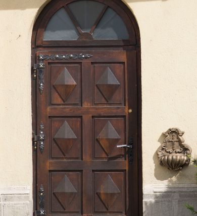 Zdjęcie nr 5: Kościół orientowany, jest budowlą murowaną z cegły i kamienia, na rzucie podłużnym. Korpus trójnawowy i dwuprzęsłowy. Prezbiterium trójprzęsłowe, zamknięte trójbocznie prezbiterium z przylegającymi od północy zakrystią, od południa kruchtą. Na osi kościoła, jednokondygnacyjna, szeroka, przysadzista wieża z kruchtą w przyziemiu i przyległością od zachodu.  Od południa i zachodu, w obrębie pierwszego przęsła naw bocznych jest para kaplic na rzutach zbliżonych do kwadratu. Nawa i prezbiterium przekryte są sklepieniami kolebkowymi z lunetami wspartymi na pilastrach i filarach. Kaplice wieńczą kopuły. Artykulację ścian na zewnątrz prezbiterium stanowi zespół przypór, naroża kaplic ujmują pilastry wpierające obiegający bryłę niepełne belkowanie.
Do wnętrza prowadzi 6 otworów drzwiowych, z czego 2 w kruchcie w wieży ujęte kamiennymi portalami zamkniętymi łukiem koszowym i do kaplicy ujętym kamiennym portalem w formie pary lizen na wysokich cokołach wspierających belkowanie z parą rozet w partii fryzu. Okna korpusu nawowego w kształcie stojących prostokątów, prezbiterium ostrołukowe, natomiast kaplic są prostokątne ujęte kamiennym obramieniem z uszakami w górnych narożach i zwieńczone trójkątnymi przyczółkami. Wieża artykułowana w 2/3 wysokości gzymsem. W dolnej strefie w 3 z 4 ścian po jednym, zamkniętym półkoliście oknie. W górnej partii pośrodku  z czterech po 1 okrągłej tarczy zegara. Wieże wieńczy hełm ujęty 4 latarniami i zwieńczony piątą. Dachy korpusu i prezbiterium dwuspadowe, nad kaplicami kopuły z latarniami, nad zakrystią i kruchtą boczną pulpitowe. Tynki ścian w odcieniach bieli i szarości. 

