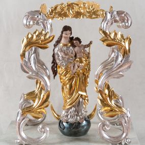 Zdjęcie nr 1: Feretron ustawiony na prostopadłościennej podstawie zdobionej po bokach płycinami. Na środku figura  Matki Boskiej z Dzieciątkiem w typie Niepokalanego Poczęcia. Maria ujęta w delikatnym skręcie w lewo, obiema rękami podtrzymuje Dzieciątko. Spogląda w dół, ma małą głowę osadzoną na szerokiej szyi, małe oczy i wąski nos; długie włosy spływają jej na plecy aż poniżej pasa. Jest ubrana w srebrną suknię lamowaną pod szyją złotem oraz złoty płaszcz owinięty wokół bioder. Stoi na kuli ziemskiej i półksiężycu, depcząc zielonego węża. Dzieciątko spogląda przed siebie, prawą rękę ma zwiniętą w pięść, w lewej trzyma różaniec; biodra opasane złotą szarfą. Ma małą, okrągłą głowę, okoloną ciemnobrązowymi, kręconymi włosami. 

 Przedstawienie jest otoczone przez cztery pnące się ku górze wici utworzone z liści akantu, złączone ponad głowami postaci czterema pasami wici roślinnej  tworzącymi rodzaj baldachimu. Podstawa marmoryzowana na kolor jasnoszary i granatowy, wić roślinna srebrzona i złocona, karnacja postaci jasna, włosy brązowe.  