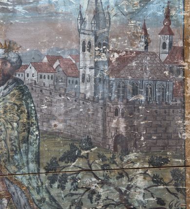 Zdjęcie nr 5: Obraz w formie leżącego prostokąta ze sceną pokłonu trzech króli. Z lewej strony kompozycji siedzi Maria prezentująca Dzieciątko klęczącemu przed nią królowi. Jest ubrana w czerwoną suknię i niebieski płaszcz, który obszernymi fałdami okrywa jej nogi i plecy. Na głowie ma welon, wokół głowy nimb. Ma owalną, smutną twarz, niewielkie oczy i usta, spod welonu widać ciemne, zaczesane na boki włosy. Za nią stoi św. Józef z siwą brodą i włosami, ubrany w jasną suknię i brązowy płaszcz. Za ich plecami widać nakrytą strzechą stajnię ze zwierzętami. Klęczący przed Marią król prezentuje otwartą szkatułkę ze złotem. Ma podłużną twarz, siwe włosy i brodę, żółty płaszcz. Za nim stoi drugi, trzymający łódkę z kadzidłem. Jest ubrany w białą tunikę i czerwony płaszcz, na głowie ma otwartą koronę, w uszach złote kolczyki. Obok niego ostatni władca trzyma w rękach pojemnik z mirrą. Jest ubrany w bardzo obszerny, zdobiony ornamentami płaszcz, turban i otwartą koronę. Za sceną, z tyłu po prawej stronie widać architekturę miasta otoczonego murami, a za nim rozmyte wzgórza. W prawym dolnym rogu krzak wyrastający zza kamienia. W partii nieba widoczna gwiazda betlejemska. 