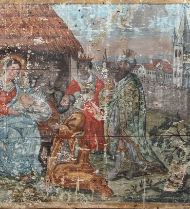 Zdjęcie nr 1: Obraz w formie leżącego prostokąta ze sceną pokłonu trzech króli. Z lewej strony kompozycji siedzi Maria prezentująca Dzieciątko klęczącemu przed nią królowi. Jest ubrana w czerwoną suknię i niebieski płaszcz, który obszernymi fałdami okrywa jej nogi i plecy. Na głowie ma welon, wokół głowy nimb. Ma owalną, smutną twarz, niewielkie oczy i usta, spod welonu widać ciemne, zaczesane na boki włosy. Za nią stoi św. Józef z siwą brodą i włosami, ubrany w jasną suknię i brązowy płaszcz. Za ich plecami widać nakrytą strzechą stajnię ze zwierzętami. Klęczący przed Marią król prezentuje otwartą szkatułkę ze złotem. Ma podłużną twarz, siwe włosy i brodę, żółty płaszcz. Za nim stoi drugi, trzymający łódkę z kadzidłem. Jest ubrany w białą tunikę i czerwony płaszcz, na głowie ma otwartą koronę, w uszach złote kolczyki. Obok niego ostatni władca trzyma w rękach pojemnik z mirrą. Jest ubrany w bardzo obszerny, zdobiony ornamentami płaszcz, turban i otwartą koronę. Za sceną, z tyłu po prawej stronie widać architekturę miasta otoczonego murami, a za nim rozmyte wzgórza. W prawym dolnym rogu krzak wyrastający zza kamienia. W partii nieba widoczna gwiazda betlejemska. 