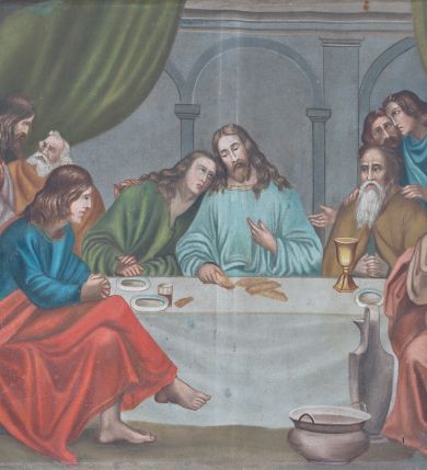 Zdjęcie nr 1: Obraz w kształcie leżącego prostokąta ze sceną Ostatniej Wieczerzy. Przy prostokątnym stole zasiada 12 apostołów, pośrodku nich i w centrum kompozycji znajduje się Chrystus. Prawą ręką trzyma jeden z kawałków leżącego na stole chleba, lewą wskazuje na siebie, głowę skłania w kierunku siedzącego po jego prawej stronie Jana Ewangelisty. Chrystus ma pociągłą twarz, przymknięte oczy, wąski nos, niewielkie usta, wąsy i dzielącą się na końcu w dwa pukle brodę. Długie, falowane włosy opadają mu na ramiona i plecy. Ma na sobie niebieską suknię. Święty Jan kładzie mu głowę na barku, ręce składa przed sobą, na stole. Ma młodzieńcze rysy twarzy i długie, falowane włosy. Z lewej strony kompozycji, wokół końca stołu znajduje się pięciu apostołów, jeden z nich stojąc nachyla się do starszego mężczyzny, dwóch kolejnych rozmawia ze sobą. Od strony widza, bokiem siedzi Judasz, który ręce splata na założonych nogach. Smutno spogląda na trzymany przez Chrystusa kawałek chleba. Jest ubrany w niebieską suknię i czerwony płaszcz osłaniający nogi. Z prawej strony kompozycji znajduje się sześciu apostołów, dwóch z nich stoi i nachyla się w kierunku Jezusa, pozostali spoglądają zatroskani. Wszyscy ubrani są w suknie i płaszcze. Na stole znajdują się puste talerze, szklanka z winem, kielich mszalny oraz wspomniany chleb. Od strony widza, na ziemi, stoi misa i dzban. Scena rozgrywa się w odgrodzonej zieloną kotarą przestrzeni, w tle widać arkady. 