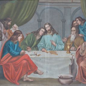Zdjęcie nr 1: Obraz w kształcie leżącego prostokąta ze sceną Ostatniej Wieczerzy. Przy prostokątnym stole zasiada 12 apostołów, pośrodku nich i w centrum kompozycji znajduje się Chrystus. Prawą ręką trzyma jeden z kawałków leżącego na stole chleba, lewą wskazuje na siebie, głowę skłania w kierunku siedzącego po jego prawej stronie Jana Ewangelisty. Chrystus ma pociągłą twarz, przymknięte oczy, wąski nos, niewielkie usta, wąsy i dzielącą się na końcu w dwa pukle brodę. Długie, falowane włosy opadają mu na ramiona i plecy. Ma na sobie niebieską suknię. Święty Jan kładzie mu głowę na barku, ręce składa przed sobą, na stole. Ma młodzieńcze rysy twarzy i długie, falowane włosy. Z lewej strony kompozycji, wokół końca stołu znajduje się pięciu apostołów, jeden z nich stojąc nachyla się do starszego mężczyzny, dwóch kolejnych rozmawia ze sobą. Od strony widza, bokiem siedzi Judasz, który ręce splata na założonych nogach. Smutno spogląda na trzymany przez Chrystusa kawałek chleba. Jest ubrany w niebieską suknię i czerwony płaszcz osłaniający nogi. Z prawej strony kompozycji znajduje się sześciu apostołów, dwóch z nich stoi i nachyla się w kierunku Jezusa, pozostali spoglądają zatroskani. Wszyscy ubrani są w suknie i płaszcze. Na stole znajdują się puste talerze, szklanka z winem, kielich mszalny oraz wspomniany chleb. Od strony widza, na ziemi, stoi misa i dzban. Scena rozgrywa się w odgrodzonej zieloną kotarą przestrzeni, w tle widać arkady. 