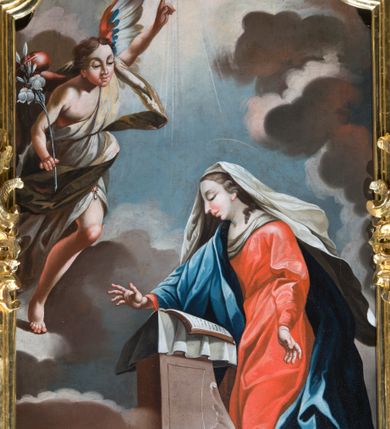 Zdjęcie nr 9: Nastawa ołtarzowa architektoniczna, jednoosiowa, jednokondygnacyjna ze zwieńczeniem. Mensa sarkofagowa, dekorowana na froncie dwiema płycinami w kształcie leżących prostokątów, ujętych po bokach i spiętych motywem ornamentalnym utworzonym z rocaille’a i liści.  
 Oś nastawy flankowana pilastrami przechodzącymi dołem w konsole i górą we fragmenty pełnego belkowania, o delikatnie wklęsło-wypukłej linii gzymsu. Zwieńczenie w formie wklęsło-wypukłej ujęte spływającymi na belkowanie dużymi wolutami, zamknięte stylizowanym gzymsem z ceowników i zwieńczone gołębicą Ducha Świętego na tle glorii, między główkami anielskimi, osadzone na obłoku. W polu środkowym pierwszej kondygnacji nisza z figurą Matki Boskiej Różańcowej wymiennie z obrazem ze sceną Zwiastowania ujęta profilowaną ramą w formie stojącego prostokąta zamkniętego łukiem półkolistym nadwieszonym z uskokiem, dekorowana fragmentami rocaille’ów. Na konsolach figury św. Joachima po lewej stronie i św. Józefa po prawej. W polu zwieńczenia obraz z przedstawieniem św. Rodziny ujęty ramą w formie trójlistnej, dekorowaną fragmentami rocaille'ów i flankowaną kwitnącymi gałązkami. Brzeg zwieńczenia i woluty zdobione taśmą i rocaille’ami, na wolutach para siedzących puttów, na zwieńczeniu uskrzydlone główki anielskie. 
Struktura polichromowana w kolorze zielonym, z marmoryzowanym cokołem i płycinami; ornamentyka i profile złocone i srebrzone.
