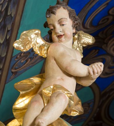 Zdjęcie nr 5: Nastawa ołtarzowa architektoniczna, jednoosiowa, jednokondygnacyjna ze zwieńczeniem. Mensa sarkofagowa, dekorowana na froncie dwiema płycinami w kształcie leżących prostokątów, ujętych po bokach i spiętych motywem ornamentalnym utworzonym z rocaille’a i liści.  
 Oś nastawy flankowana pilastrami przechodzącymi dołem w konsole i górą we fragmenty pełnego belkowania, o delikatnie wklęsło-wypukłej linii gzymsu. Zwieńczenie w formie wklęsło-wypukłej ujęte spływającymi na belkowanie dużymi wolutami, zamknięte stylizowanym gzymsem z ceowników i zwieńczone gołębicą Ducha Świętego na tle glorii, między główkami anielskimi, osadzone na obłoku. W polu środkowym pierwszej kondygnacji nisza z figurą Matki Boskiej Różańcowej wymiennie z obrazem ze sceną Zwiastowania ujęta profilowaną ramą w formie stojącego prostokąta zamkniętego łukiem półkolistym nadwieszonym z uskokiem, dekorowana fragmentami rocaille’ów. Na konsolach figury św. Joachima po lewej stronie i św. Józefa po prawej. W polu zwieńczenia obraz z przedstawieniem św. Rodziny ujęty ramą w formie trójlistnej, dekorowaną fragmentami rocaille'ów i flankowaną kwitnącymi gałązkami. Brzeg zwieńczenia i woluty zdobione taśmą i rocaille’ami, na wolutach para siedzących puttów, na zwieńczeniu uskrzydlone główki anielskie. 
Struktura polichromowana w kolorze zielonym, z marmoryzowanym cokołem i płycinami; ornamentyka i profile złocone i srebrzone.
