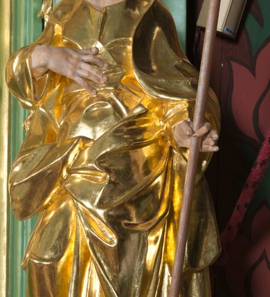 Zdjęcie nr 17: Nastawa ołtarzowa architektoniczna, jednoosiowa, jednokondygnacyjna ze zwieńczeniem. Mensa sarkofagowa, dekorowana na froncie dwiema płycinami w kształcie leżących prostokątów, ujętych po bokach i spiętych motywem ornamentalnym utworzonym z rocaille’a i liści.  
 Oś nastawy flankowana pilastrami przechodzącymi dołem w konsole i górą we fragmenty pełnego belkowania, o delikatnie wklęsło-wypukłej linii gzymsu. Zwieńczenie w formie wklęsło-wypukłej ujęte spływającymi na belkowanie dużymi wolutami, zamknięte stylizowanym gzymsem z ceowników i zwieńczone gołębicą Ducha Świętego na tle glorii, między główkami anielskimi, osadzone na obłoku. W polu środkowym pierwszej kondygnacji nisza z figurą Matki Boskiej Różańcowej wymiennie z obrazem ze sceną Zwiastowania ujęta profilowaną ramą w formie stojącego prostokąta zamkniętego łukiem półkolistym nadwieszonym z uskokiem, dekorowana fragmentami rocaille’ów. Na konsolach figury św. Joachima po lewej stronie i św. Józefa po prawej. W polu zwieńczenia obraz z przedstawieniem św. Rodziny ujęty ramą w formie trójlistnej, dekorowaną fragmentami rocaille&#039;ów i flankowaną kwitnącymi gałązkami. Brzeg zwieńczenia i woluty zdobione taśmą i rocaille’ami, na wolutach para siedzących puttów, na zwieńczeniu uskrzydlone główki anielskie. 
Struktura polichromowana w kolorze zielonym, z marmoryzowanym cokołem i płycinami; ornamentyka i profile złocone i srebrzone.
