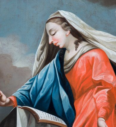 Zdjęcie nr 3: Obraz ze sceną Zwiastowania w kształcie stojącego prostokąta zamkniętego od góry łukiem wklęsło-wypukłym z uskokiem. W dolnej części kompozycji, przy przykrytym obrusem klęczniku, na którym leży otwarta księga, klęczy Maria. Spogląda na karty księgi, prawą rękę wyciąga do przodu, lewą do boku. Ma owalną twarz, duże, półprzymknięte oczy, spiczasty nos i odznaczający się podbródek. Jest ubrana w czerwoną suknię z długimi rękawami i niebieski płaszcz przechodzący przez prawą rękę i opadający przez plecy na ziemię; płaszcz gnie się grubymi, łamanymi fałdami. Maria ma na głowie welon, który rozwiewa się w tył i do boku. Ponad nią, z lewej strony, z nieba zlatuje archanioł Gabriel o kolorowych skrzydłach, który patrzy na Marię. W prawej ręce trzyma kwiat lilii, lewą wskazuje na znajdującą się powyżej gołębicę Ducha Świętego wśród promieni. Archanioł ma owalną twarz z dużymi, głęboko osadzonymi oczami, prosty nos i usta rozciągnięte w nieznacznym uśmiechu. Jest ubrany w białą, odsłaniającą część torsu tunikę przewiązaną w pasie i spiętą na lewym udzie klejnotem. Wokół bioder i przez lewe ramię przechodzi mu jasna szarfa. W lewym dolnym rogu kompozycji, na posadzce z dwukolorowych, ułożonych w szachownicę płytek, znajduje się koszyk z przyborami do szycia – fragmentem białej tkaniny oraz tego samego koloru kłębkiem nici z zatkniętą igłą. W tle niebieskie niebo ograniczone z każdej strony zacienionymi obłokami. 