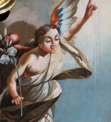 Zdjęcie nr 2: Obraz ze sceną Zwiastowania w kształcie stojącego prostokąta zamkniętego od góry łukiem wklęsło-wypukłym z uskokiem. W dolnej części kompozycji, przy przykrytym obrusem klęczniku, na którym leży otwarta księga, klęczy Maria. Spogląda na karty księgi, prawą rękę wyciąga do przodu, lewą do boku. Ma owalną twarz, duże, półprzymknięte oczy, spiczasty nos i odznaczający się podbródek. Jest ubrana w czerwoną suknię z długimi rękawami i niebieski płaszcz przechodzący przez prawą rękę i opadający przez plecy na ziemię; płaszcz gnie się grubymi, łamanymi fałdami. Maria ma na głowie welon, który rozwiewa się w tył i do boku. Ponad nią, z lewej strony, z nieba zlatuje archanioł Gabriel o kolorowych skrzydłach, który patrzy na Marię. W prawej ręce trzyma kwiat lilii, lewą wskazuje na znajdującą się powyżej gołębicę Ducha Świętego wśród promieni. Archanioł ma owalną twarz z dużymi, głęboko osadzonymi oczami, prosty nos i usta rozciągnięte w nieznacznym uśmiechu. Jest ubrany w białą, odsłaniającą część torsu tunikę przewiązaną w pasie i spiętą na lewym udzie klejnotem. Wokół bioder i przez lewe ramię przechodzi mu jasna szarfa. W lewym dolnym rogu kompozycji, na posadzce z dwukolorowych, ułożonych w szachownicę płytek, znajduje się koszyk z przyborami do szycia – fragmentem białej tkaniny oraz tego samego koloru kłębkiem nici z zatkniętą igłą. W tle niebieskie niebo ograniczone z każdej strony zacienionymi obłokami. 