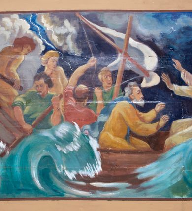 Zdjęcie nr 10: Strop prezbiterium pokryty zgeometryzowanymi motywami roślinnymi ujmującymi centralnie umieszczone przedstawienie Trójcy Świętej. Ściany tej części pokrywa dekoracja wykorzystująca motywy spotykanych w okolicy roślin, takich jak dziewięćsił i dzwonki.  Na jednej ze ścian Chrystus przekazujący klucze św. Piotrowi. Ściany nawy podzielone pionowymi pasami dekoracji ze stylizowanych motywów roślinnych, pomiędzy którymi stacje Drogi Krzyżowej ujęte od góry rozwiniętymi kwiatami. Na stropie nawy kasetony ze stylizowanymi kwiatami, w centrum dwa przedstawienia. W jednym wizerunek  św. Sebastiana przywiązanego do drzewa, w madorli. Nad nim dwa aniołki trzymające wieniec z kwiatów, poniżej wyobrażenie jurgowskiego kościoła wraz ze stojącą obok dzwonnicą. W drugim polu wyobrażenie Matki Boskiej z Dzieciątkiem na półksiężycu, pośród obłoków i między główkami anielskimi. Na zaskrzynieniach sceny z życia Chrystusa. Na lewej ścianie zaczynając od łuku tęczowego: cudowne rozmnożenie chleba, burza na morzu, wskrzeszenie Łazarza, cud w Kanie Galilejskiej. Na przeciwnej ścianie: Narodzenie Jezusa, ucieczka do Egiptu, chrzest w Jordanie, dwunastoletni Jezus w Świątyni. 