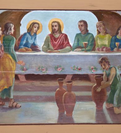 Zdjęcie nr 7: Strop prezbiterium pokryty zgeometryzowanymi motywami roślinnymi ujmującymi centralnie umieszczone przedstawienie Trójcy Świętej. Ściany tej części pokrywa dekoracja wykorzystująca motywy spotykanych w okolicy roślin, takich jak dziewięćsił i dzwonki.  Na jednej ze ścian Chrystus przekazujący klucze św. Piotrowi. Ściany nawy podzielone pionowymi pasami dekoracji ze stylizowanych motywów roślinnych, pomiędzy którymi stacje Drogi Krzyżowej ujęte od góry rozwiniętymi kwiatami. Na stropie nawy kasetony ze stylizowanymi kwiatami, w centrum dwa przedstawienia. W jednym wizerunek  św. Sebastiana przywiązanego do drzewa, w madorli. Nad nim dwa aniołki trzymające wieniec z kwiatów, poniżej wyobrażenie jurgowskiego kościoła wraz ze stojącą obok dzwonnicą. W drugim polu wyobrażenie Matki Boskiej z Dzieciątkiem na półksiężycu, pośród obłoków i między główkami anielskimi. Na zaskrzynieniach sceny z życia Chrystusa. Na lewej ścianie zaczynając od łuku tęczowego: cudowne rozmnożenie chleba, burza na morzu, wskrzeszenie Łazarza, cud w Kanie Galilejskiej. Na przeciwnej ścianie: Narodzenie Jezusa, ucieczka do Egiptu, chrzest w Jordanie, dwunastoletni Jezus w Świątyni. 