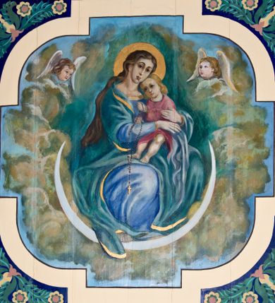 Zdjęcie nr 1: Strop prezbiterium pokryty zgeometryzowanymi motywami roślinnymi ujmującymi centralnie umieszczone przedstawienie Trójcy Świętej. Ściany tej części pokrywa dekoracja wykorzystująca motywy spotykanych w okolicy roślin, takich jak dziewięćsił i dzwonki.  Na jednej ze ścian Chrystus przekazujący klucze św. Piotrowi. Ściany nawy podzielone pionowymi pasami dekoracji ze stylizowanych motywów roślinnych, pomiędzy którymi stacje Drogi Krzyżowej ujęte od góry rozwiniętymi kwiatami. Na stropie nawy kasetony ze stylizowanymi kwiatami, w centrum dwa przedstawienia. W jednym wizerunek  św. Sebastiana przywiązanego do drzewa, w madorli. Nad nim dwa aniołki trzymające wieniec z kwiatów, poniżej wyobrażenie jurgowskiego kościoła wraz ze stojącą obok dzwonnicą. W drugim polu wyobrażenie Matki Boskiej z Dzieciątkiem na półksiężycu, pośród obłoków i między główkami anielskimi. Na zaskrzynieniach sceny z życia Chrystusa. Na lewej ścianie zaczynając od łuku tęczowego: cudowne rozmnożenie chleba, burza na morzu, wskrzeszenie Łazarza, cud w Kanie Galilejskiej. Na przeciwnej ścianie: Narodzenie Jezusa, ucieczka do Egiptu, chrzest w Jordanie, dwunastoletni Jezus w Świątyni. 