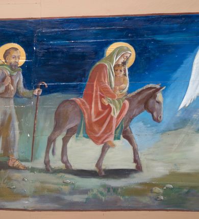 Zdjęcie nr 4: Strop prezbiterium pokryty zgeometryzowanymi motywami roślinnymi ujmującymi centralnie umieszczone przedstawienie Trójcy Świętej. Ściany tej części pokrywa dekoracja wykorzystująca motywy spotykanych w okolicy roślin, takich jak dziewięćsił i dzwonki.  Na jednej ze ścian Chrystus przekazujący klucze św. Piotrowi. Ściany nawy podzielone pionowymi pasami dekoracji ze stylizowanych motywów roślinnych, pomiędzy którymi stacje Drogi Krzyżowej ujęte od góry rozwiniętymi kwiatami. Na stropie nawy kasetony ze stylizowanymi kwiatami, w centrum dwa przedstawienia. W jednym wizerunek  św. Sebastiana przywiązanego do drzewa, w madorli. Nad nim dwa aniołki trzymające wieniec z kwiatów, poniżej wyobrażenie jurgowskiego kościoła wraz ze stojącą obok dzwonnicą. W drugim polu wyobrażenie Matki Boskiej z Dzieciątkiem na półksiężycu, pośród obłoków i między główkami anielskimi. Na zaskrzynieniach sceny z życia Chrystusa. Na lewej ścianie zaczynając od łuku tęczowego: cudowne rozmnożenie chleba, burza na morzu, wskrzeszenie Łazarza, cud w Kanie Galilejskiej. Na przeciwnej ścianie: Narodzenie Jezusa, ucieczka do Egiptu, chrzest w Jordanie, dwunastoletni Jezus w Świątyni. 