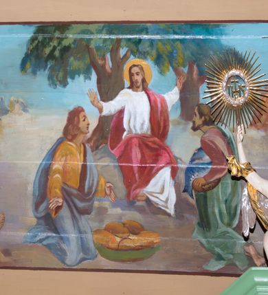 Zdjęcie nr 8: Strop prezbiterium pokryty zgeometryzowanymi motywami roślinnymi ujmującymi centralnie umieszczone przedstawienie Trójcy Świętej. Ściany tej części pokrywa dekoracja wykorzystująca motywy spotykanych w okolicy roślin, takich jak dziewięćsił i dzwonki.  Na jednej ze ścian Chrystus przekazujący klucze św. Piotrowi. Ściany nawy podzielone pionowymi pasami dekoracji ze stylizowanych motywów roślinnych, pomiędzy którymi stacje Drogi Krzyżowej ujęte od góry rozwiniętymi kwiatami. Na stropie nawy kasetony ze stylizowanymi kwiatami, w centrum dwa przedstawienia. W jednym wizerunek  św. Sebastiana przywiązanego do drzewa, w madorli. Nad nim dwa aniołki trzymające wieniec z kwiatów, poniżej wyobrażenie jurgowskiego kościoła wraz ze stojącą obok dzwonnicą. W drugim polu wyobrażenie Matki Boskiej z Dzieciątkiem na półksiężycu, pośród obłoków i między główkami anielskimi. Na zaskrzynieniach sceny z życia Chrystusa. Na lewej ścianie zaczynając od łuku tęczowego: cudowne rozmnożenie chleba, burza na morzu, wskrzeszenie Łazarza, cud w Kanie Galilejskiej. Na przeciwnej ścianie: Narodzenie Jezusa, ucieczka do Egiptu, chrzest w Jordanie, dwunastoletni Jezus w Świątyni. 