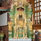 Zdjęcie nr 1: Nastawa ołtarzowa architektoniczna, jednoosiowa, jednokondygnacyjna ze zwieńczeniem. Mensa sarkofagowa, dekorowana na froncie dwiema płycinami w kształcie leżących prostokątów, ujętych po bokach i spiętych motywem ornamentalnym utworzonym z rocaille’a i liści. Oś nastawy flankowana pilastrami przechodzącymi dołem w konsole i górą we fragmenty pełnego belkowania, o delikatnie wklęsło-wypukłej linii gzymsu. Zwieńczenie w formie wklęsło-wypukłej ujęte spływającymi na belkowanie dużymi wolutami, zamknięte stylizowanym gzymsem z ceowników i zwieńczone wyobrażeniem oka Opatrzności, na tle glorii promienistej i obłoków. W polu środkowym pierwszej kondygnacji rzeźba ukazująca św. Mikołaja przesłaniana obrazem z przedstawieniem św. Antoniego Padewskiego adorującego Matkę Boską z Dzieciątkiem wykonanym w 1830 roku przez nowotarskiego malarza Tomasza Nankego, na zamówienie organisty Jakuba Pasigowskiego. Nisza ujęta profilowaną ramą w formie stojącego prostokąta zamkniętego łukiem półkolistym nadwieszonym z uskokiem, dekorowana fragmentami rocaille’ów. Na konsolach figury św. Jana Nepomucena po lewej stronie i św. Karola Boromeusza po prawej. W polu zwieńczenia obraz z przedstawieniem św. Agaty ujęty ramą w formie trójlistnej, dekorowaną fragmentami rocaille'ów i flankowaną kwitnącymi gałązkami. Brzeg zwieńczenia i woluty zdobione taśmą i rocaille'ami, na wolutach para siedzących puttów, na zwieńczeniu uskrzydlone główki anielskie. 
Struktura polichromowana w kolorze zielonym, z marmoryzowanym cokołem i płycinami; ornamentyka i profile złocone i srebrzone.

