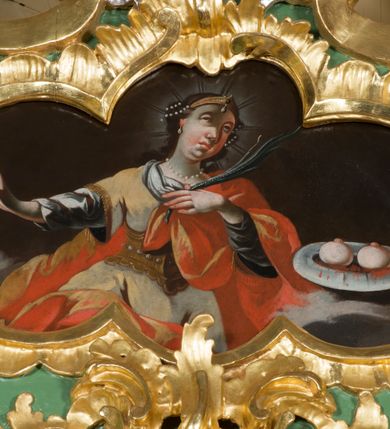 Zdjęcie nr 10: Nastawa ołtarzowa architektoniczna, jednoosiowa, jednokondygnacyjna ze zwieńczeniem. Mensa sarkofagowa, dekorowana na froncie dwiema płycinami w kształcie leżących prostokątów, ujętych po bokach i spiętych motywem ornamentalnym utworzonym z rocaille’a i liści. Oś nastawy flankowana pilastrami przechodzącymi dołem w konsole i górą we fragmenty pełnego belkowania, o delikatnie wklęsło-wypukłej linii gzymsu. Zwieńczenie w formie wklęsło-wypukłej ujęte spływającymi na belkowanie dużymi wolutami, zamknięte stylizowanym gzymsem z ceowników i zwieńczone wyobrażeniem oka Opatrzności, na tle glorii promienistej i obłoków. W polu środkowym pierwszej kondygnacji rzeźba ukazująca św. Mikołaja przesłaniana obrazem z przedstawieniem św. Antoniego Padewskiego adorującego Matkę Boską z Dzieciątkiem wykonanym w 1830 roku przez nowotarskiego malarza Tomasza Nankego, na zamówienie organisty Jakuba Pasigowskiego. Nisza ujęta profilowaną ramą w formie stojącego prostokąta zamkniętego łukiem półkolistym nadwieszonym z uskokiem, dekorowana fragmentami rocaille’ów. Na konsolach figury św. Jana Nepomucena po lewej stronie i św. Karola Boromeusza po prawej. W polu zwieńczenia obraz z przedstawieniem św. Agaty ujęty ramą w formie trójlistnej, dekorowaną fragmentami rocaille'ów i flankowaną kwitnącymi gałązkami. Brzeg zwieńczenia i woluty zdobione taśmą i rocaille'ami, na wolutach para siedzących puttów, na zwieńczeniu uskrzydlone główki anielskie. 
Struktura polichromowana w kolorze zielonym, z marmoryzowanym cokołem i płycinami; ornamentyka i profile złocone i srebrzone.
