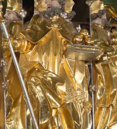 Zdjęcie nr 17: Nastawa ołtarzowa architektoniczna, jednoosiowa, jednokondygnacyjna ze zwieńczeniem. Mensa sarkofagowa, dekorowana na froncie dwiema płycinami w kształcie leżących prostokątów, ujętych po bokach i spiętych motywem ornamentalnym utworzonym z rocaille’a i liści. Oś nastawy flankowana pilastrami przechodzącymi dołem w konsole i górą we fragmenty pełnego belkowania, o delikatnie wklęsło-wypukłej linii gzymsu. Zwieńczenie w formie wklęsło-wypukłej ujęte spływającymi na belkowanie dużymi wolutami, zamknięte stylizowanym gzymsem z ceowników i zwieńczone wyobrażeniem oka Opatrzności, na tle glorii promienistej i obłoków. W polu środkowym pierwszej kondygnacji rzeźba ukazująca św. Mikołaja przesłaniana obrazem z przedstawieniem św. Antoniego Padewskiego adorującego Matkę Boską z Dzieciątkiem wykonanym w 1830 roku przez nowotarskiego malarza Tomasza Nankego, na zamówienie organisty Jakuba Pasigowskiego. Nisza ujęta profilowaną ramą w formie stojącego prostokąta zamkniętego łukiem półkolistym nadwieszonym z uskokiem, dekorowana fragmentami rocaille’ów. Na konsolach figury św. Jana Nepomucena po lewej stronie i św. Karola Boromeusza po prawej. W polu zwieńczenia obraz z przedstawieniem św. Agaty ujęty ramą w formie trójlistnej, dekorowaną fragmentami rocaille&#039;ów i flankowaną kwitnącymi gałązkami. Brzeg zwieńczenia i woluty zdobione taśmą i rocaille&#039;ami, na wolutach para siedzących puttów, na zwieńczeniu uskrzydlone główki anielskie. 
Struktura polichromowana w kolorze zielonym, z marmoryzowanym cokołem i płycinami; ornamentyka i profile złocone i srebrzone.
