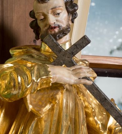 Zdjęcie nr 6: Nastawa ołtarzowa architektoniczna, jednoosiowa, jednokondygnacyjna ze zwieńczeniem. Mensa sarkofagowa, dekorowana na froncie dwiema płycinami w kształcie leżących prostokątów, ujętych po bokach i spiętych motywem ornamentalnym utworzonym z rocaille’a i liści. Oś nastawy flankowana pilastrami przechodzącymi dołem w konsole i górą we fragmenty pełnego belkowania, o delikatnie wklęsło-wypukłej linii gzymsu. Zwieńczenie w formie wklęsło-wypukłej ujęte spływającymi na belkowanie dużymi wolutami, zamknięte stylizowanym gzymsem z ceowników i zwieńczone wyobrażeniem oka Opatrzności, na tle glorii promienistej i obłoków. W polu środkowym pierwszej kondygnacji rzeźba ukazująca św. Mikołaja przesłaniana obrazem z przedstawieniem św. Antoniego Padewskiego adorującego Matkę Boską z Dzieciątkiem wykonanym w 1830 roku przez nowotarskiego malarza Tomasza Nankego, na zamówienie organisty Jakuba Pasigowskiego. Nisza ujęta profilowaną ramą w formie stojącego prostokąta zamkniętego łukiem półkolistym nadwieszonym z uskokiem, dekorowana fragmentami rocaille’ów. Na konsolach figury św. Jana Nepomucena po lewej stronie i św. Karola Boromeusza po prawej. W polu zwieńczenia obraz z przedstawieniem św. Agaty ujęty ramą w formie trójlistnej, dekorowaną fragmentami rocaille&#039;ów i flankowaną kwitnącymi gałązkami. Brzeg zwieńczenia i woluty zdobione taśmą i rocaille&#039;ami, na wolutach para siedzących puttów, na zwieńczeniu uskrzydlone główki anielskie. 
Struktura polichromowana w kolorze zielonym, z marmoryzowanym cokołem i płycinami; ornamentyka i profile złocone i srebrzone.
