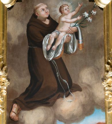 Zdjęcie nr 11: Nastawa ołtarzowa architektoniczna, jednoosiowa, jednokondygnacyjna ze zwieńczeniem. Mensa sarkofagowa, dekorowana na froncie dwiema płycinami w kształcie leżących prostokątów, ujętych po bokach i spiętych motywem ornamentalnym utworzonym z rocaille’a i liści. Oś nastawy flankowana pilastrami przechodzącymi dołem w konsole i górą we fragmenty pełnego belkowania, o delikatnie wklęsło-wypukłej linii gzymsu. Zwieńczenie w formie wklęsło-wypukłej ujęte spływającymi na belkowanie dużymi wolutami, zamknięte stylizowanym gzymsem z ceowników i zwieńczone wyobrażeniem oka Opatrzności, na tle glorii promienistej i obłoków. W polu środkowym pierwszej kondygnacji rzeźba ukazująca św. Mikołaja przesłaniana obrazem z przedstawieniem św. Antoniego Padewskiego adorującego Matkę Boską z Dzieciątkiem wykonanym w 1830 roku przez nowotarskiego malarza Tomasza Nankego, na zamówienie organisty Jakuba Pasigowskiego. Nisza ujęta profilowaną ramą w formie stojącego prostokąta zamkniętego łukiem półkolistym nadwieszonym z uskokiem, dekorowana fragmentami rocaille’ów. Na konsolach figury św. Jana Nepomucena po lewej stronie i św. Karola Boromeusza po prawej. W polu zwieńczenia obraz z przedstawieniem św. Agaty ujęty ramą w formie trójlistnej, dekorowaną fragmentami rocaille&#039;ów i flankowaną kwitnącymi gałązkami. Brzeg zwieńczenia i woluty zdobione taśmą i rocaille&#039;ami, na wolutach para siedzących puttów, na zwieńczeniu uskrzydlone główki anielskie. 
Struktura polichromowana w kolorze zielonym, z marmoryzowanym cokołem i płycinami; ornamentyka i profile złocone i srebrzone.
