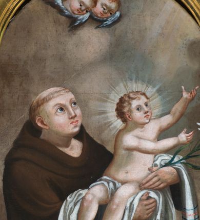 Zdjęcie nr 12: Nastawa ołtarzowa architektoniczna, jednoosiowa, jednokondygnacyjna ze zwieńczeniem. Mensa sarkofagowa, dekorowana na froncie dwiema płycinami w kształcie leżących prostokątów, ujętych po bokach i spiętych motywem ornamentalnym utworzonym z rocaille’a i liści. Oś nastawy flankowana pilastrami przechodzącymi dołem w konsole i górą we fragmenty pełnego belkowania, o delikatnie wklęsło-wypukłej linii gzymsu. Zwieńczenie w formie wklęsło-wypukłej ujęte spływającymi na belkowanie dużymi wolutami, zamknięte stylizowanym gzymsem z ceowników i zwieńczone wyobrażeniem oka Opatrzności, na tle glorii promienistej i obłoków. W polu środkowym pierwszej kondygnacji rzeźba ukazująca św. Mikołaja przesłaniana obrazem z przedstawieniem św. Antoniego Padewskiego adorującego Matkę Boską z Dzieciątkiem wykonanym w 1830 roku przez nowotarskiego malarza Tomasza Nankego, na zamówienie organisty Jakuba Pasigowskiego. Nisza ujęta profilowaną ramą w formie stojącego prostokąta zamkniętego łukiem półkolistym nadwieszonym z uskokiem, dekorowana fragmentami rocaille’ów. Na konsolach figury św. Jana Nepomucena po lewej stronie i św. Karola Boromeusza po prawej. W polu zwieńczenia obraz z przedstawieniem św. Agaty ujęty ramą w formie trójlistnej, dekorowaną fragmentami rocaille&#039;ów i flankowaną kwitnącymi gałązkami. Brzeg zwieńczenia i woluty zdobione taśmą i rocaille&#039;ami, na wolutach para siedzących puttów, na zwieńczeniu uskrzydlone główki anielskie. 
Struktura polichromowana w kolorze zielonym, z marmoryzowanym cokołem i płycinami; ornamentyka i profile złocone i srebrzone.
