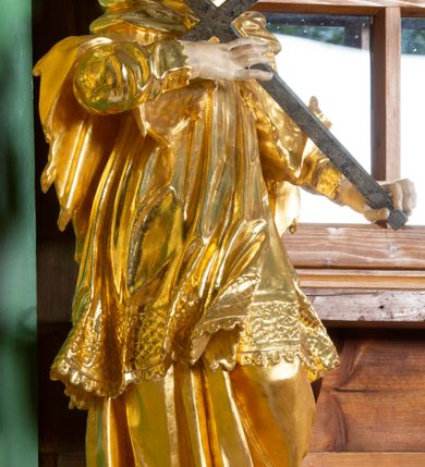 Zdjęcie nr 2: Rzeźba pełna, na cokole, ukazująca św. Karola Boromeusza, a dawniej św. Błażeja w całej postaci, w kontrapoście, frontalnie. Święty spogląda w dół, obiema rękami przytrzymuje krzyż. Ma prostokątną twarz o wąskich brwiach, dużych, migdałowatych oczach, dużym nosie i wyraźnie zarysowanych ustach, okoloną krótką brodą i układającymi się w pukle włosami. Jest ubrany w strój biskupa: długą albę, dekorowaną szerokim pasem koronki rokietę, futrzaną almucję oraz humerał. Na nogach ma buty o ściętych czubkach. Polichromia w partiach ciała naturalistyczna, szaty złocone, krzyż brązowy. 