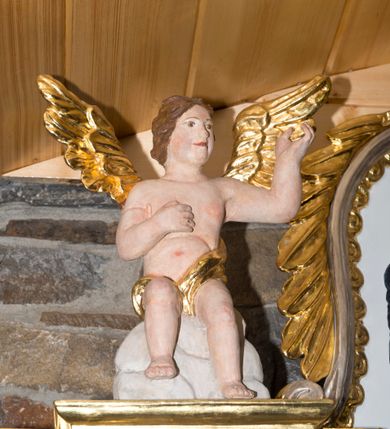 Zdjęcie nr 11: Nastawa ołtarzowa architektoniczna, jednoosiowa, jednokondygnacyjna ze zwieńczeniem. Ołtarz drewniany, prostopadłościenny, z drewnianą mensą. Antepedium w formie leżącego prostokąta obwiedzione profilem, z monogramem maryjnym po środku. Retabulum na niskim cokole, flankowane parą pilastrów przechodzących dołem w cokoły dla figur św. Wincentego Ferreriusza po lewej stronie i św. Jacka po prawej i konsole podtrzymujące fragmenty belkowania górą. Po dwóch stronach ażurowe uszaki utworzone z wici akantowej. Na konsolach umieszczono siedzące na chmurach aniołki wskazujące na Trójcę Świętą w zwieńczeniu. W dolnej części sceny stoją naprzeciwko siebie Chrystus oraz Bóg Ojciec stąpający po granatowych chmurach, ponad nimi unosi się gołębica Ducha Świętego na tle glorii promienistej, otoczona obłokami. Zwieńczenie zamknięte spływami wolutowymi dekorowanymi liśćmi. Nisza ujęta profilowaną ramą w formie stojącego prostokąta zamkniętego łukiem wklęsło-wypukłym z uskokami spiętą u góry ornamentem rocaille’owym. W niszy rzeźba Matki Boskiej Niepokalanie Poczętej. Struktura polichromowana na kolor biały, detale i ornamentyka złocone i srebrzone.  