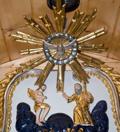 Zdjęcie nr 6: Nastawa ołtarzowa architektoniczna, jednoosiowa, jednokondygnacyjna ze zwieńczeniem. Ołtarz drewniany, prostopadłościenny, z drewnianą mensą. Antepedium w formie leżącego prostokąta obwiedzione profilem, z monogramem maryjnym po środku. Retabulum na niskim cokole, flankowane parą pilastrów przechodzących dołem w cokoły dla figur św. Wincentego Ferreriusza po lewej stronie i św. Jacka po prawej i konsole podtrzymujące fragmenty belkowania górą. Po dwóch stronach ażurowe uszaki utworzone z wici akantowej. Na konsolach umieszczono siedzące na chmurach aniołki wskazujące na Trójcę Świętą w zwieńczeniu. W dolnej części sceny stoją naprzeciwko siebie Chrystus oraz Bóg Ojciec stąpający po granatowych chmurach, ponad nimi unosi się gołębica Ducha Świętego na tle glorii promienistej, otoczona obłokami. Zwieńczenie zamknięte spływami wolutowymi dekorowanymi liśćmi. Nisza ujęta profilowaną ramą w formie stojącego prostokąta zamkniętego łukiem wklęsło-wypukłym z uskokami spiętą u góry ornamentem rocaille’owym. W niszy rzeźba Matki Boskiej Niepokalanie Poczętej. Struktura polichromowana na kolor biały, detale i ornamentyka złocone i srebrzone.  