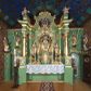 Zdjęcie nr 1: Nastawa ołtarzowa architektoniczna, jednoosiowa, jednokondygnacyjna ze zwieńczeniem oraz bramkami. Mensa sarkofagowa, dekorowana na froncie rokokowym kartuszem zawierającym datę odnowienia kościoła – 1869. Na niej tabernakulum w formie drewnianej skrzynki, o wklęsło-wypukłej ściance frontowej, flankowanej przez ukośnie dostawioną parę pilastrów na cokołach o trzonach w formie spływów wolutowych, dźwigających imposty oraz gzyms wyłamujący się w centrum w formę wspornika stanowiącego tron wystawienia. Całość ujęta ornamentalnymi spływami ustawionymi na cokole z prześwitami wypełnionymi kratką z krzyżykami. Drzwiczki w formie stojącego prostokąta zamkniętego łukiem półkolistym nadwieszonym, dekorowanym rocaille'em; w polu na fakturowanym tle płaskorzeźbione przedstawienie kielicha z hostią w glorii. 
Nastawa ołtarzowa ustawiona na dwustrefowym cokole, zryzalitowanym przy brzegach; ujęta wiązką pilastrów i stojącą przed nimi parą kolumn o kapitelach kompozytowych, dźwigających fragmenty pełnego belkowania, o delikatnie wklęsło-wypukłej linii gzymsu. Zwieńczenie w formie wklęsło-wypukłej, ujęte spływającymi na belkowanie dużymi wolutami, zamknięte stylizowanym gzymsem w formie łuku odcinkowego nadwieszonego z uskokiem. W polu środkowym pierwszej kondygnacji nisza z figurą Matki Boskiej Różańcowej wymiennie z figurą św. Sebastiana i obrazem z przedstawieniem męczeństwa św. Sebastiana, ujęta profilowaną ramą w formie stojącego prostokąta zamkniętego łukiem półkolistym nadwieszonym z uskokiem, dekorowana fragmentami rocaille'ów oraz zwieńczona ażurową konstrukcją utworzoną z rocaille'ów. Przed pilastrami rocaille’owe wsporniki z figurami św. Piotra i św. Pawła. W polu zwieńczenia obraz z przedstawieniem św. Floriana ujęty ramą w formie zbliżonej do koła z wpisanym kwadratem, dekorowaną fragmentami rocaille'ów i flankowaną zwisami utworzonymi z ulistnionych gałązek. Brzeg zwieńczenia i woluty zdobione rocaille’ową falbaną, na wolutach para siedzących puttów trzymających róże. Bramki ujęte od zewnątrz parą opilastrowanych filarów o trzonach dekorowanych rocaille'em, na których stoją figury św. Jana Ewangelisty po lewej i św. Jana Chrzciciela po prawej stronie. Przejścia w formie stojącego prostokąta zamkniętego łukiem odcinkowym nadwieszonym, z drzwiami o tym samym kształcie dekorowanymi płyciną z czterema uszakami, zakończoną trójkątnie z malowanymi na drewnie przedstawieniami Archanioła Michała po lewej i Archanioła Rafała po prawej stronie. Bramki zamknięte stylizowanym łukiem odcinkowym nadwieszonym dekorowanym rocaille'em zwieńczonym wspornikiem na rzeźby św. Stanisława i św. Wojciecha. Powyżej bramek proste ścianki zamknięte profilowanym gzymsem, wypełniające całą szerokość prezbiterium. 
Struktura polichromowana w kolorze zielonym, z marmoryzowanymi detalami i ściankami osi zewnętrznych; ornamentyka, profile i kolumny złocone i srebrzone.
