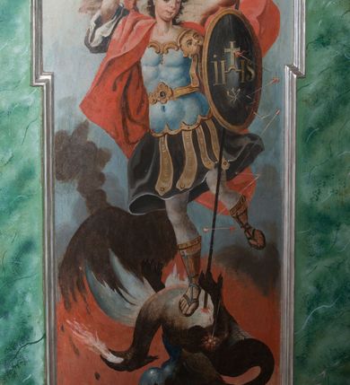 Zdjęcie nr 38: Nastawa ołtarzowa architektoniczna, jednoosiowa, jednokondygnacyjna ze zwieńczeniem oraz bramkami. Mensa sarkofagowa, dekorowana na froncie rokokowym kartuszem zawierającym datę odnowienia kościoła – 1869. Na niej tabernakulum w formie drewnianej skrzynki, o wklęsło-wypukłej ściance frontowej, flankowanej przez ukośnie dostawioną parę pilastrów na cokołach o trzonach w formie spływów wolutowych, dźwigających imposty oraz gzyms wyłamujący się w centrum w formę wspornika stanowiącego tron wystawienia. Całość ujęta ornamentalnymi spływami ustawionymi na cokole z prześwitami wypełnionymi kratką z krzyżykami. Drzwiczki w formie stojącego prostokąta zamkniętego łukiem półkolistym nadwieszonym, dekorowanym rocaille&#039;em; w polu na fakturowanym tle płaskorzeźbione przedstawienie kielicha z hostią w glorii. 
Nastawa ołtarzowa ustawiona na dwustrefowym cokole, zryzalitowanym przy brzegach; ujęta wiązką pilastrów i stojącą przed nimi parą kolumn o kapitelach kompozytowych, dźwigających fragmenty pełnego belkowania, o delikatnie wklęsło-wypukłej linii gzymsu. Zwieńczenie w formie wklęsło-wypukłej, ujęte spływającymi na belkowanie dużymi wolutami, zamknięte stylizowanym gzymsem w formie łuku odcinkowego nadwieszonego z uskokiem. W polu środkowym pierwszej kondygnacji nisza z figurą Matki Boskiej Różańcowej wymiennie z figurą św. Sebastiana i obrazem z przedstawieniem męczeństwa św. Sebastiana, ujęta profilowaną ramą w formie stojącego prostokąta zamkniętego łukiem półkolistym nadwieszonym z uskokiem, dekorowana fragmentami rocaille&#039;ów oraz zwieńczona ażurową konstrukcją utworzoną z rocaille&#039;ów. Przed pilastrami rocaille’owe wsporniki z figurami św. Piotra i św. Pawła. W polu zwieńczenia obraz z przedstawieniem św. Floriana ujęty ramą w formie zbliżonej do koła z wpisanym kwadratem, dekorowaną fragmentami rocaille&#039;ów i flankowaną zwisami utworzonymi z ulistnionych gałązek. Brzeg zwieńczenia i woluty zdobione rocaille’ową falbaną, na wolutach para siedzących puttów trzymających róże. Bramki ujęte od zewnątrz parą opilastrowanych filarów o trzonach dekorowanych rocaille&#039;em, na których stoją figury św. Jana Ewangelisty po lewej i św. Jana Chrzciciela po prawej stronie. Przejścia w formie stojącego prostokąta zamkniętego łukiem odcinkowym nadwieszonym, z drzwiami o tym samym kształcie dekorowanymi płyciną z czterema uszakami, zakończoną trójkątnie z malowanymi na drewnie przedstawieniami Archanioła Michała po lewej i Archanioła Rafała po prawej stronie. Bramki zamknięte stylizowanym łukiem odcinkowym nadwieszonym dekorowanym rocaille&#039;em zwieńczonym wspornikiem na rzeźby św. Stanisława i św. Wojciecha. Powyżej bramek proste ścianki zamknięte profilowanym gzymsem, wypełniające całą szerokość prezbiterium. 
Struktura polichromowana w kolorze zielonym, z marmoryzowanymi detalami i ściankami osi zewnętrznych; ornamentyka, profile i kolumny złocone i srebrzone.
