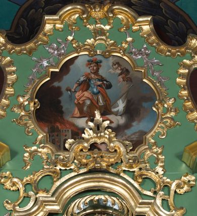 Zdjęcie nr 41: Nastawa ołtarzowa architektoniczna, jednoosiowa, jednokondygnacyjna ze zwieńczeniem oraz bramkami. Mensa sarkofagowa, dekorowana na froncie rokokowym kartuszem zawierającym datę odnowienia kościoła – 1869. Na niej tabernakulum w formie drewnianej skrzynki, o wklęsło-wypukłej ściance frontowej, flankowanej przez ukośnie dostawioną parę pilastrów na cokołach o trzonach w formie spływów wolutowych, dźwigających imposty oraz gzyms wyłamujący się w centrum w formę wspornika stanowiącego tron wystawienia. Całość ujęta ornamentalnymi spływami ustawionymi na cokole z prześwitami wypełnionymi kratką z krzyżykami. Drzwiczki w formie stojącego prostokąta zamkniętego łukiem półkolistym nadwieszonym, dekorowanym rocaille'em; w polu na fakturowanym tle płaskorzeźbione przedstawienie kielicha z hostią w glorii. 
Nastawa ołtarzowa ustawiona na dwustrefowym cokole, zryzalitowanym przy brzegach; ujęta wiązką pilastrów i stojącą przed nimi parą kolumn o kapitelach kompozytowych, dźwigających fragmenty pełnego belkowania, o delikatnie wklęsło-wypukłej linii gzymsu. Zwieńczenie w formie wklęsło-wypukłej, ujęte spływającymi na belkowanie dużymi wolutami, zamknięte stylizowanym gzymsem w formie łuku odcinkowego nadwieszonego z uskokiem. W polu środkowym pierwszej kondygnacji nisza z figurą Matki Boskiej Różańcowej wymiennie z figurą św. Sebastiana i obrazem z przedstawieniem męczeństwa św. Sebastiana, ujęta profilowaną ramą w formie stojącego prostokąta zamkniętego łukiem półkolistym nadwieszonym z uskokiem, dekorowana fragmentami rocaille'ów oraz zwieńczona ażurową konstrukcją utworzoną z rocaille'ów. Przed pilastrami rocaille’owe wsporniki z figurami św. Piotra i św. Pawła. W polu zwieńczenia obraz z przedstawieniem św. Floriana ujęty ramą w formie zbliżonej do koła z wpisanym kwadratem, dekorowaną fragmentami rocaille'ów i flankowaną zwisami utworzonymi z ulistnionych gałązek. Brzeg zwieńczenia i woluty zdobione rocaille’ową falbaną, na wolutach para siedzących puttów trzymających róże. Bramki ujęte od zewnątrz parą opilastrowanych filarów o trzonach dekorowanych rocaille'em, na których stoją figury św. Jana Ewangelisty po lewej i św. Jana Chrzciciela po prawej stronie. Przejścia w formie stojącego prostokąta zamkniętego łukiem odcinkowym nadwieszonym, z drzwiami o tym samym kształcie dekorowanymi płyciną z czterema uszakami, zakończoną trójkątnie z malowanymi na drewnie przedstawieniami Archanioła Michała po lewej i Archanioła Rafała po prawej stronie. Bramki zamknięte stylizowanym łukiem odcinkowym nadwieszonym dekorowanym rocaille'em zwieńczonym wspornikiem na rzeźby św. Stanisława i św. Wojciecha. Powyżej bramek proste ścianki zamknięte profilowanym gzymsem, wypełniające całą szerokość prezbiterium. 
Struktura polichromowana w kolorze zielonym, z marmoryzowanymi detalami i ściankami osi zewnętrznych; ornamentyka, profile i kolumny złocone i srebrzone.
