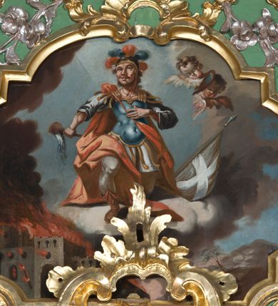 Zdjęcie nr 36: Nastawa ołtarzowa architektoniczna, jednoosiowa, jednokondygnacyjna ze zwieńczeniem oraz bramkami. Mensa sarkofagowa, dekorowana na froncie rokokowym kartuszem zawierającym datę odnowienia kościoła – 1869. Na niej tabernakulum w formie drewnianej skrzynki, o wklęsło-wypukłej ściance frontowej, flankowanej przez ukośnie dostawioną parę pilastrów na cokołach o trzonach w formie spływów wolutowych, dźwigających imposty oraz gzyms wyłamujący się w centrum w formę wspornika stanowiącego tron wystawienia. Całość ujęta ornamentalnymi spływami ustawionymi na cokole z prześwitami wypełnionymi kratką z krzyżykami. Drzwiczki w formie stojącego prostokąta zamkniętego łukiem półkolistym nadwieszonym, dekorowanym rocaille'em; w polu na fakturowanym tle płaskorzeźbione przedstawienie kielicha z hostią w glorii. 
Nastawa ołtarzowa ustawiona na dwustrefowym cokole, zryzalitowanym przy brzegach; ujęta wiązką pilastrów i stojącą przed nimi parą kolumn o kapitelach kompozytowych, dźwigających fragmenty pełnego belkowania, o delikatnie wklęsło-wypukłej linii gzymsu. Zwieńczenie w formie wklęsło-wypukłej, ujęte spływającymi na belkowanie dużymi wolutami, zamknięte stylizowanym gzymsem w formie łuku odcinkowego nadwieszonego z uskokiem. W polu środkowym pierwszej kondygnacji nisza z figurą Matki Boskiej Różańcowej wymiennie z figurą św. Sebastiana i obrazem z przedstawieniem męczeństwa św. Sebastiana, ujęta profilowaną ramą w formie stojącego prostokąta zamkniętego łukiem półkolistym nadwieszonym z uskokiem, dekorowana fragmentami rocaille'ów oraz zwieńczona ażurową konstrukcją utworzoną z rocaille'ów. Przed pilastrami rocaille’owe wsporniki z figurami św. Piotra i św. Pawła. W polu zwieńczenia obraz z przedstawieniem św. Floriana ujęty ramą w formie zbliżonej do koła z wpisanym kwadratem, dekorowaną fragmentami rocaille'ów i flankowaną zwisami utworzonymi z ulistnionych gałązek. Brzeg zwieńczenia i woluty zdobione rocaille’ową falbaną, na wolutach para siedzących puttów trzymających róże. Bramki ujęte od zewnątrz parą opilastrowanych filarów o trzonach dekorowanych rocaille'em, na których stoją figury św. Jana Ewangelisty po lewej i św. Jana Chrzciciela po prawej stronie. Przejścia w formie stojącego prostokąta zamkniętego łukiem odcinkowym nadwieszonym, z drzwiami o tym samym kształcie dekorowanymi płyciną z czterema uszakami, zakończoną trójkątnie z malowanymi na drewnie przedstawieniami Archanioła Michała po lewej i Archanioła Rafała po prawej stronie. Bramki zamknięte stylizowanym łukiem odcinkowym nadwieszonym dekorowanym rocaille'em zwieńczonym wspornikiem na rzeźby św. Stanisława i św. Wojciecha. Powyżej bramek proste ścianki zamknięte profilowanym gzymsem, wypełniające całą szerokość prezbiterium. 
Struktura polichromowana w kolorze zielonym, z marmoryzowanymi detalami i ściankami osi zewnętrznych; ornamentyka, profile i kolumny złocone i srebrzone.
