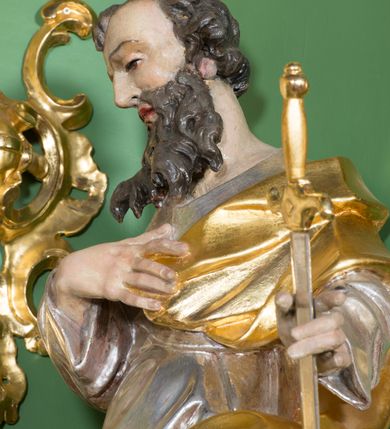 Zdjęcie nr 2: Nastawa ołtarzowa architektoniczna, jednoosiowa, jednokondygnacyjna ze zwieńczeniem oraz bramkami. Mensa sarkofagowa, dekorowana na froncie rokokowym kartuszem zawierającym datę odnowienia kościoła – 1869. Na niej tabernakulum w formie drewnianej skrzynki, o wklęsło-wypukłej ściance frontowej, flankowanej przez ukośnie dostawioną parę pilastrów na cokołach o trzonach w formie spływów wolutowych, dźwigających imposty oraz gzyms wyłamujący się w centrum w formę wspornika stanowiącego tron wystawienia. Całość ujęta ornamentalnymi spływami ustawionymi na cokole z prześwitami wypełnionymi kratką z krzyżykami. Drzwiczki w formie stojącego prostokąta zamkniętego łukiem półkolistym nadwieszonym, dekorowanym rocaille'em; w polu na fakturowanym tle płaskorzeźbione przedstawienie kielicha z hostią w glorii. 
Nastawa ołtarzowa ustawiona na dwustrefowym cokole, zryzalitowanym przy brzegach; ujęta wiązką pilastrów i stojącą przed nimi parą kolumn o kapitelach kompozytowych, dźwigających fragmenty pełnego belkowania, o delikatnie wklęsło-wypukłej linii gzymsu. Zwieńczenie w formie wklęsło-wypukłej, ujęte spływającymi na belkowanie dużymi wolutami, zamknięte stylizowanym gzymsem w formie łuku odcinkowego nadwieszonego z uskokiem. W polu środkowym pierwszej kondygnacji nisza z figurą Matki Boskiej Różańcowej wymiennie z figurą św. Sebastiana i obrazem z przedstawieniem męczeństwa św. Sebastiana, ujęta profilowaną ramą w formie stojącego prostokąta zamkniętego łukiem półkolistym nadwieszonym z uskokiem, dekorowana fragmentami rocaille'ów oraz zwieńczona ażurową konstrukcją utworzoną z rocaille'ów. Przed pilastrami rocaille’owe wsporniki z figurami św. Piotra i św. Pawła. W polu zwieńczenia obraz z przedstawieniem św. Floriana ujęty ramą w formie zbliżonej do koła z wpisanym kwadratem, dekorowaną fragmentami rocaille'ów i flankowaną zwisami utworzonymi z ulistnionych gałązek. Brzeg zwieńczenia i woluty zdobione rocaille’ową falbaną, na wolutach para siedzących puttów trzymających róże. Bramki ujęte od zewnątrz parą opilastrowanych filarów o trzonach dekorowanych rocaille'em, na których stoją figury św. Jana Ewangelisty po lewej i św. Jana Chrzciciela po prawej stronie. Przejścia w formie stojącego prostokąta zamkniętego łukiem odcinkowym nadwieszonym, z drzwiami o tym samym kształcie dekorowanymi płyciną z czterema uszakami, zakończoną trójkątnie z malowanymi na drewnie przedstawieniami Archanioła Michała po lewej i Archanioła Rafała po prawej stronie. Bramki zamknięte stylizowanym łukiem odcinkowym nadwieszonym dekorowanym rocaille'em zwieńczonym wspornikiem na rzeźby św. Stanisława i św. Wojciecha. Powyżej bramek proste ścianki zamknięte profilowanym gzymsem, wypełniające całą szerokość prezbiterium. 
Struktura polichromowana w kolorze zielonym, z marmoryzowanymi detalami i ściankami osi zewnętrznych; ornamentyka, profile i kolumny złocone i srebrzone.
