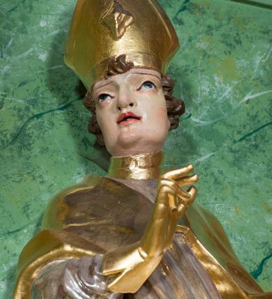 Zdjęcie nr 30: Nastawa ołtarzowa architektoniczna, jednoosiowa, jednokondygnacyjna ze zwieńczeniem oraz bramkami. Mensa sarkofagowa, dekorowana na froncie rokokowym kartuszem zawierającym datę odnowienia kościoła – 1869. Na niej tabernakulum w formie drewnianej skrzynki, o wklęsło-wypukłej ściance frontowej, flankowanej przez ukośnie dostawioną parę pilastrów na cokołach o trzonach w formie spływów wolutowych, dźwigających imposty oraz gzyms wyłamujący się w centrum w formę wspornika stanowiącego tron wystawienia. Całość ujęta ornamentalnymi spływami ustawionymi na cokole z prześwitami wypełnionymi kratką z krzyżykami. Drzwiczki w formie stojącego prostokąta zamkniętego łukiem półkolistym nadwieszonym, dekorowanym rocaille'em; w polu na fakturowanym tle płaskorzeźbione przedstawienie kielicha z hostią w glorii. 
Nastawa ołtarzowa ustawiona na dwustrefowym cokole, zryzalitowanym przy brzegach; ujęta wiązką pilastrów i stojącą przed nimi parą kolumn o kapitelach kompozytowych, dźwigających fragmenty pełnego belkowania, o delikatnie wklęsło-wypukłej linii gzymsu. Zwieńczenie w formie wklęsło-wypukłej, ujęte spływającymi na belkowanie dużymi wolutami, zamknięte stylizowanym gzymsem w formie łuku odcinkowego nadwieszonego z uskokiem. W polu środkowym pierwszej kondygnacji nisza z figurą Matki Boskiej Różańcowej wymiennie z figurą św. Sebastiana i obrazem z przedstawieniem męczeństwa św. Sebastiana, ujęta profilowaną ramą w formie stojącego prostokąta zamkniętego łukiem półkolistym nadwieszonym z uskokiem, dekorowana fragmentami rocaille'ów oraz zwieńczona ażurową konstrukcją utworzoną z rocaille'ów. Przed pilastrami rocaille’owe wsporniki z figurami św. Piotra i św. Pawła. W polu zwieńczenia obraz z przedstawieniem św. Floriana ujęty ramą w formie zbliżonej do koła z wpisanym kwadratem, dekorowaną fragmentami rocaille'ów i flankowaną zwisami utworzonymi z ulistnionych gałązek. Brzeg zwieńczenia i woluty zdobione rocaille’ową falbaną, na wolutach para siedzących puttów trzymających róże. Bramki ujęte od zewnątrz parą opilastrowanych filarów o trzonach dekorowanych rocaille'em, na których stoją figury św. Jana Ewangelisty po lewej i św. Jana Chrzciciela po prawej stronie. Przejścia w formie stojącego prostokąta zamkniętego łukiem odcinkowym nadwieszonym, z drzwiami o tym samym kształcie dekorowanymi płyciną z czterema uszakami, zakończoną trójkątnie z malowanymi na drewnie przedstawieniami Archanioła Michała po lewej i Archanioła Rafała po prawej stronie. Bramki zamknięte stylizowanym łukiem odcinkowym nadwieszonym dekorowanym rocaille'em zwieńczonym wspornikiem na rzeźby św. Stanisława i św. Wojciecha. Powyżej bramek proste ścianki zamknięte profilowanym gzymsem, wypełniające całą szerokość prezbiterium. 
Struktura polichromowana w kolorze zielonym, z marmoryzowanymi detalami i ściankami osi zewnętrznych; ornamentyka, profile i kolumny złocone i srebrzone.
